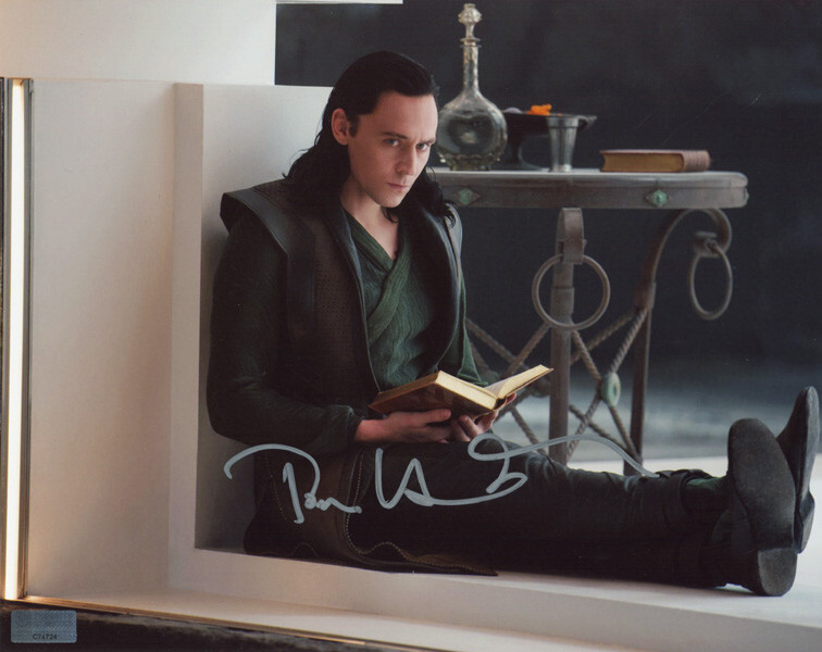 TOM HIDDLESTON SIGNED 8x10 PHOTO MARVEL MCU AVENGERS THOR LOKI RARE BECKETT BAS