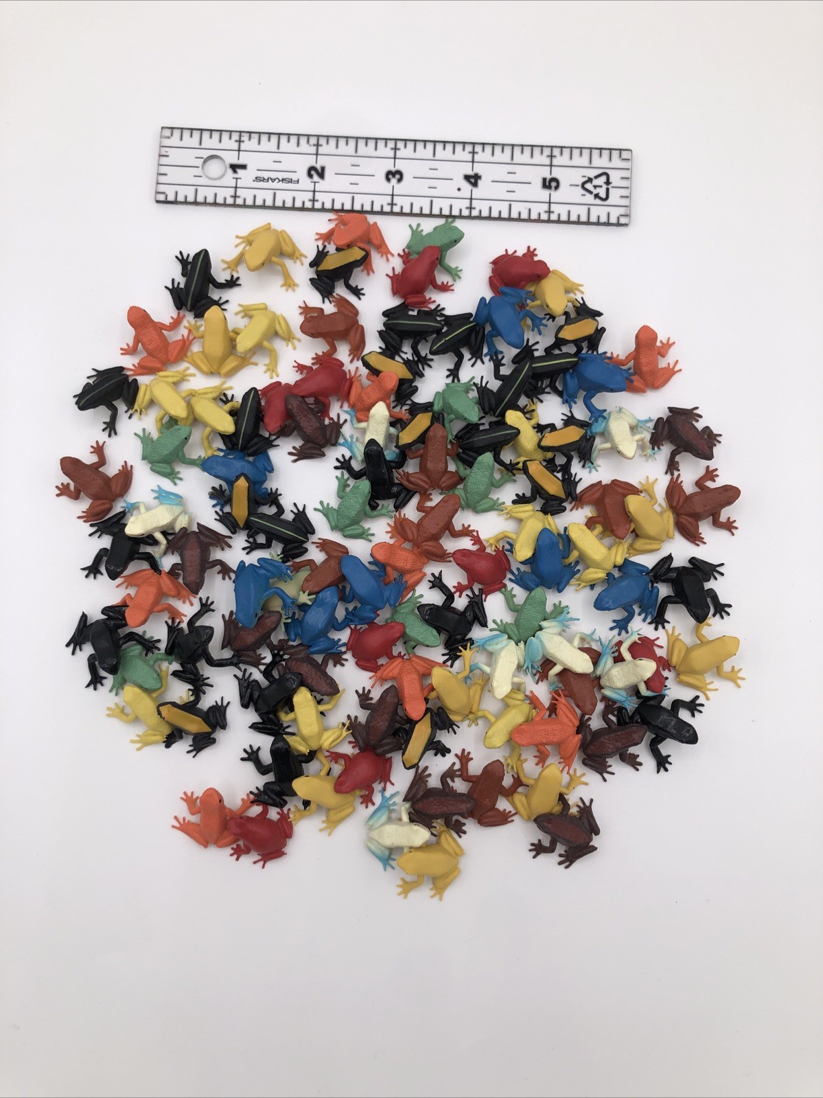Random Lot of 20 Plastic Vinyl Tiny Toy Rubber Frogs Crafting Terrarium Animals
