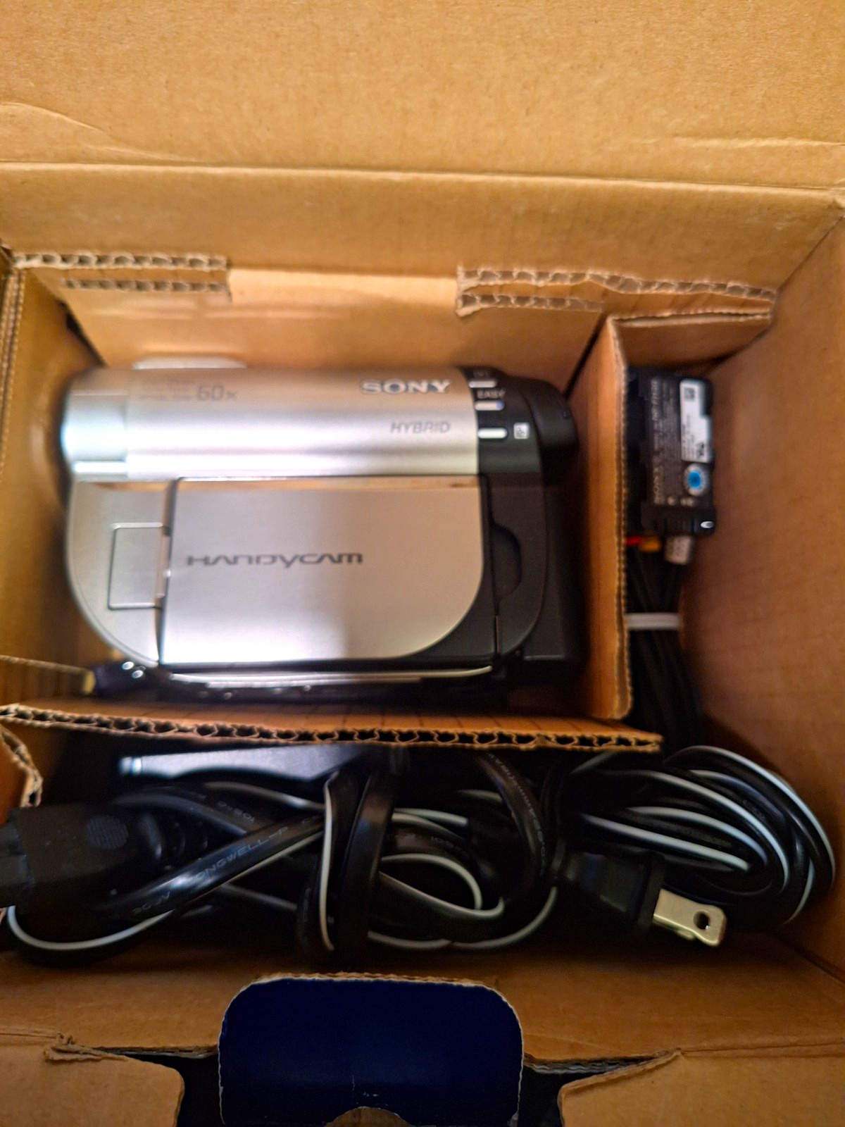 Sony Handycam DCR-DVD610 MiniDVD SD Camcorder 60x/2000x 2.7 Sony Handycam DCR-DVD610 MiniDVD SD Camcorder 60x/2000x 2.7
