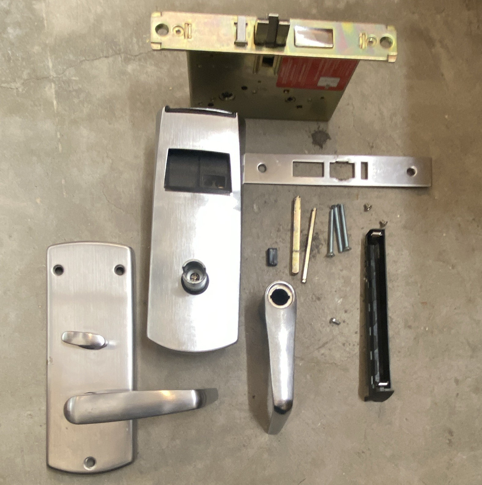 Kaba ilco Commercial Door Lock Lever Trim Satin Silver Metal .  Deprogrammed