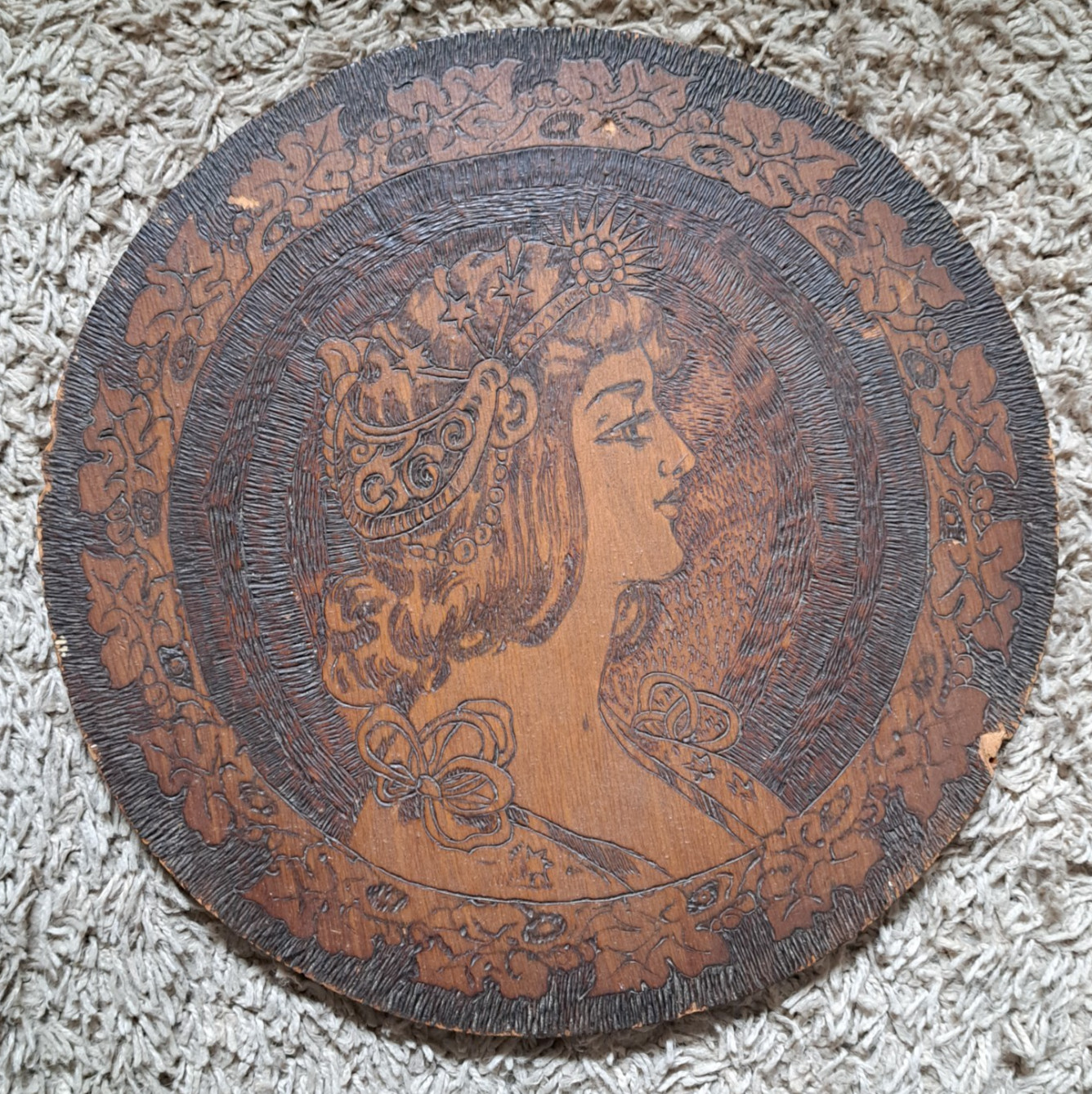 Antique Flemish Art Pyrography Round Wood Plaque Art Nouveau #853 \