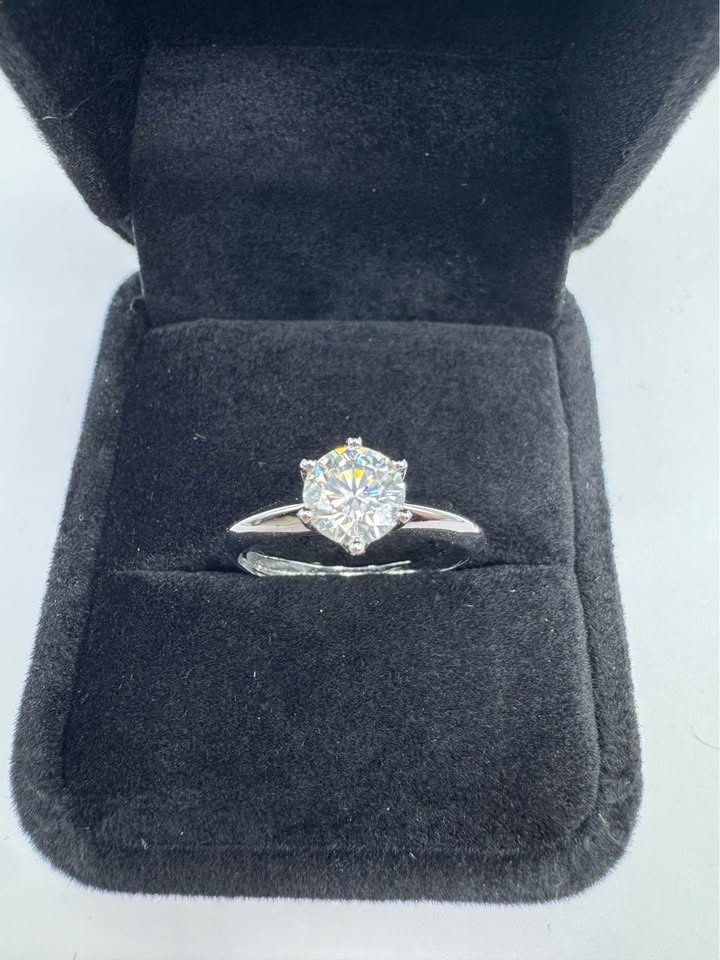 Moissanite Stud Ring VVS1 2CT Lab Created Diamond Look Engagement Ring