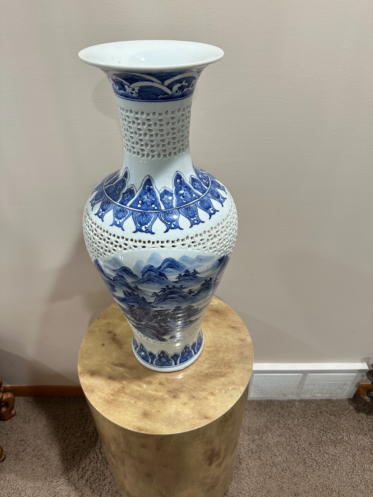 AN ELEGANT,  23 INCHES TALL PORCELAIN CHINESE BLUE & WHITE RETICULATED VASE.