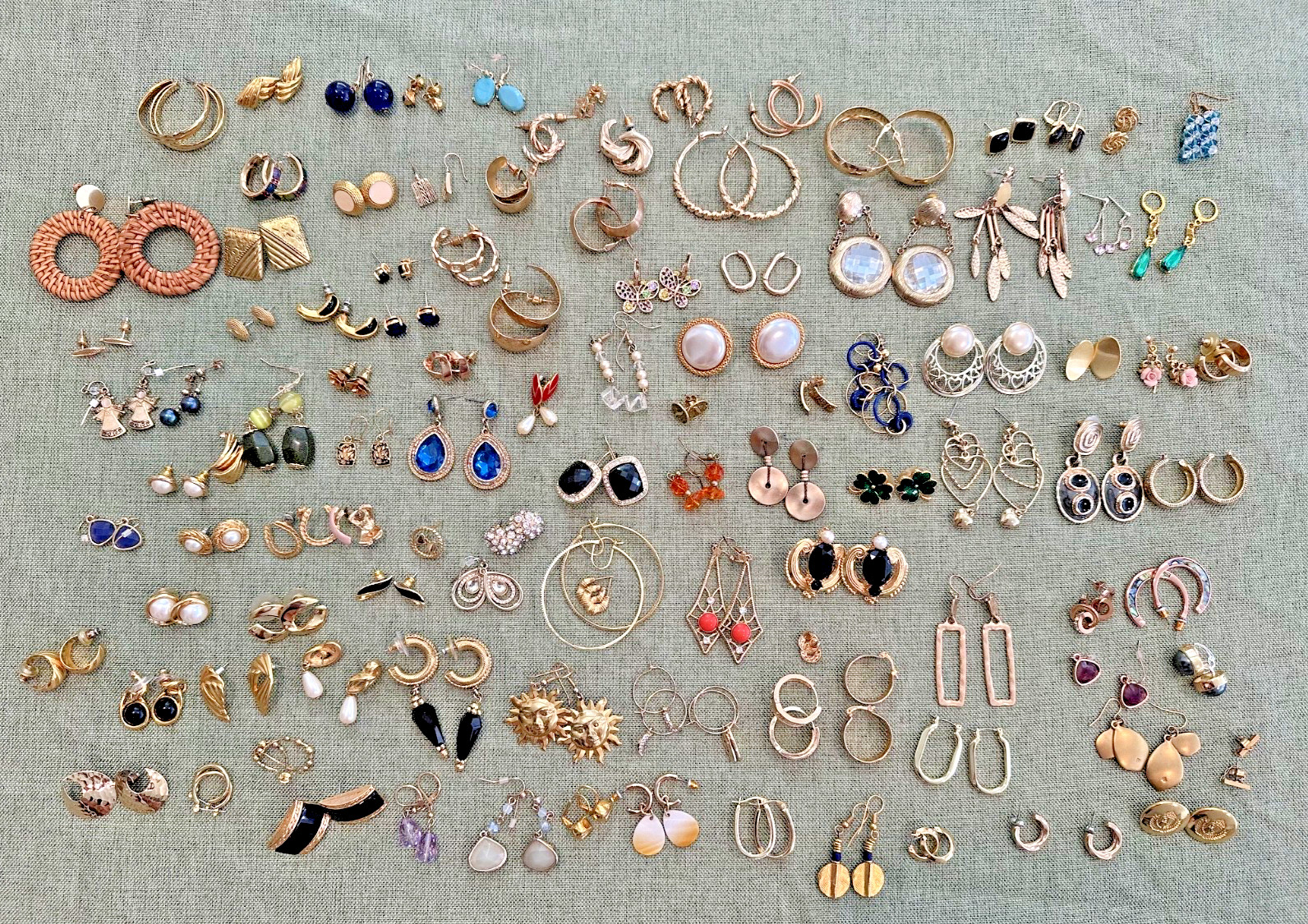 LOT OF 100+ VINTAGE GOLD TONE EARRING PAIRS FOR PIERCED EARS N189