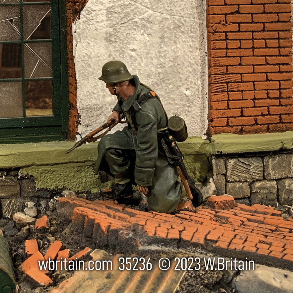 W.Britain 25236 German Grenadier in Greatcoat Kneeling, No.2 (Britains)