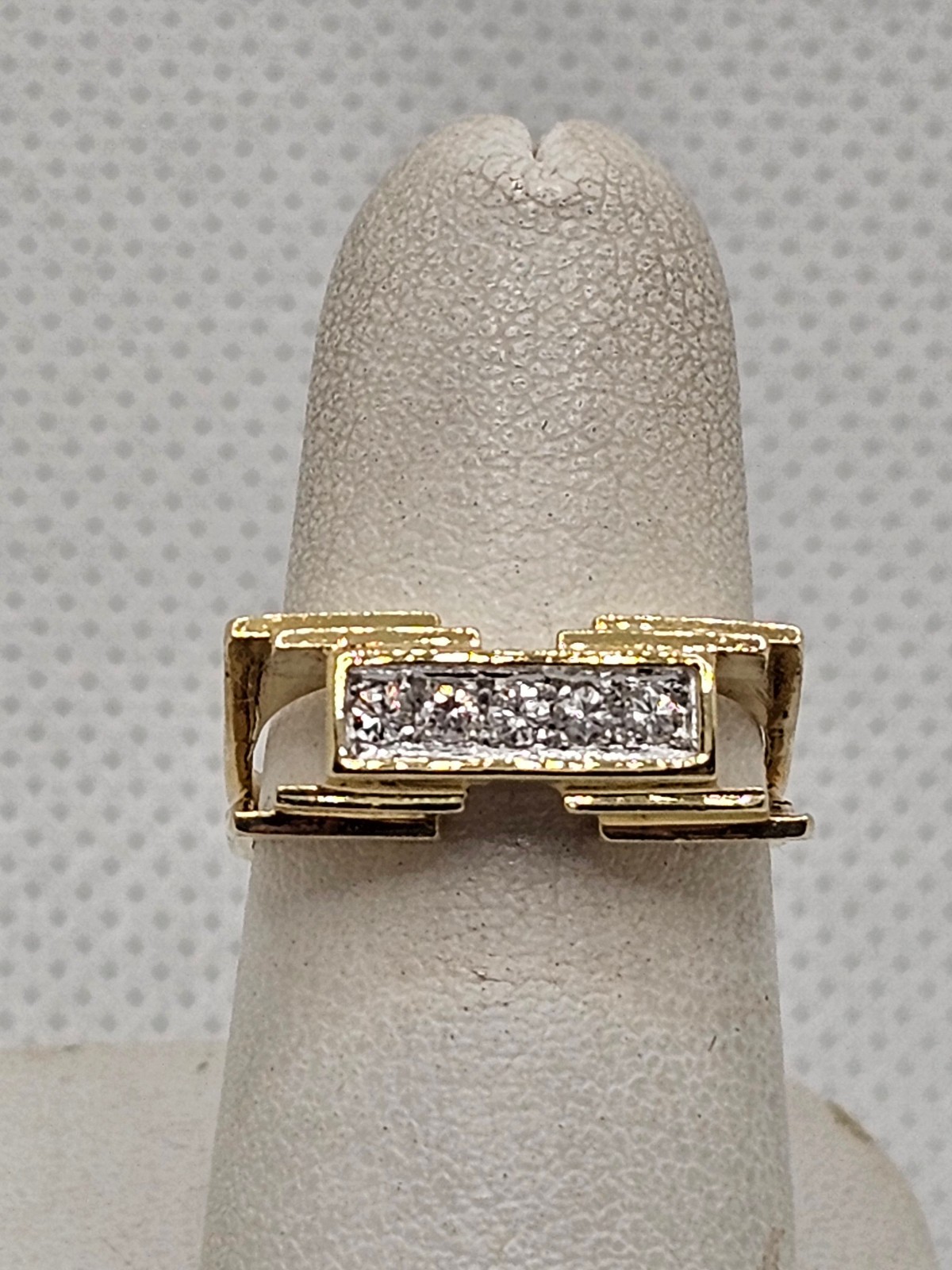 Diamond Ring fashioned in 14K Yellow Gold