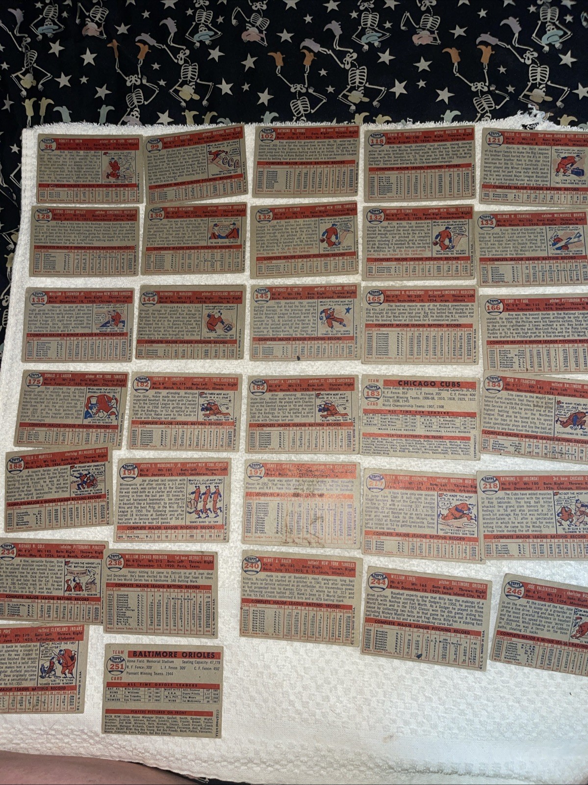Lot of (32) Vintage 1957  Topps Baseball Cards Mid Grade Commons Set Fillers Raw