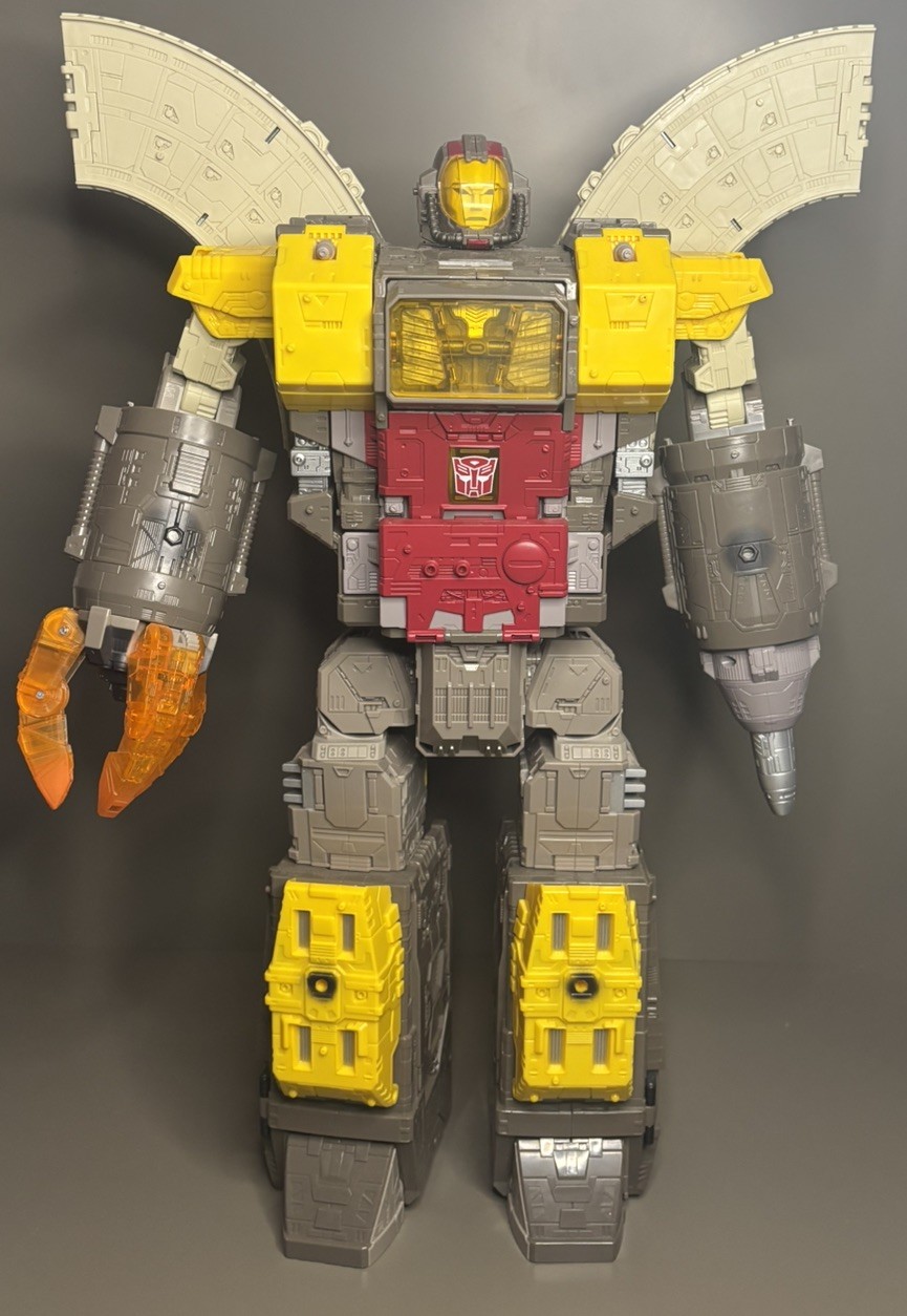 Siege Titan Class Omega Supreme Complete and Siege Titan Class Omega Supreme Complete and