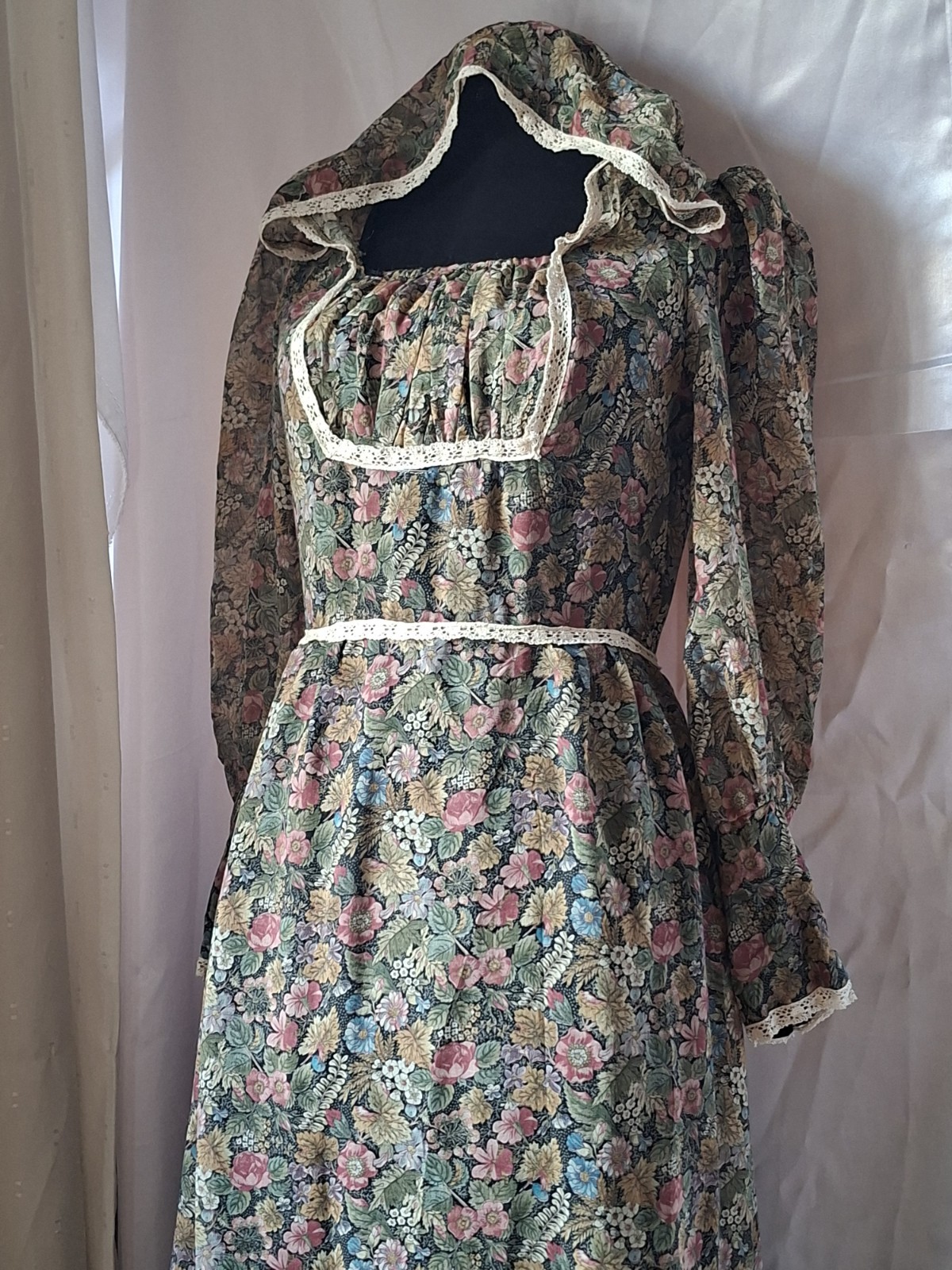 Vintage 70s Hooded Prairie Dress Floral Boho Cottagecore Lace Peasant Reinfaire 