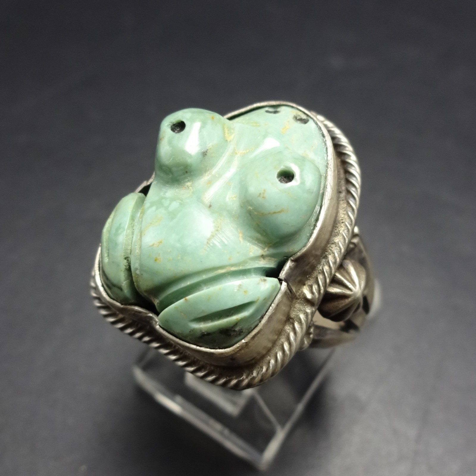 Signed ZUNI Carved Green Turquoise FROG FETISH Sterling Silver RING size 7.75 Signed ZUNI Carved Green Turquoise FROG FETISH Sterling Silver RING size 7.75