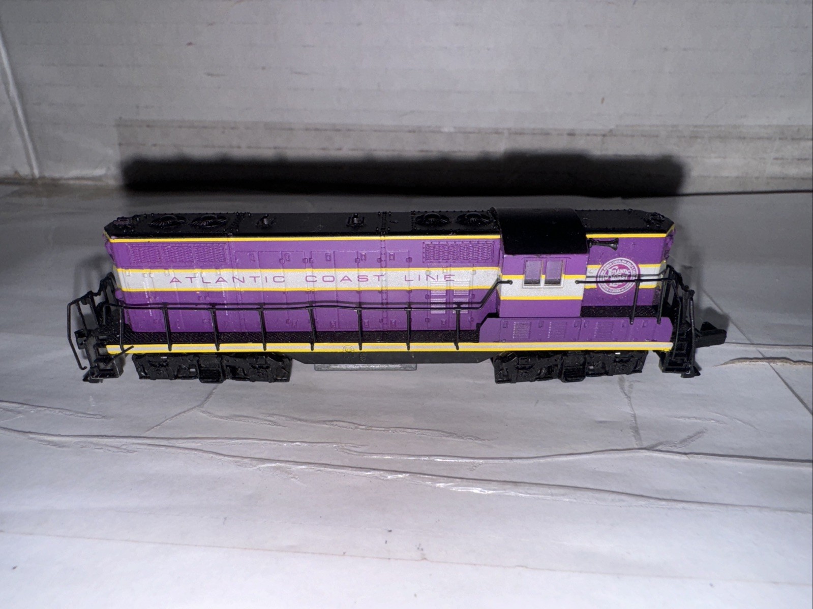 Life-like N Scale Gp7 Atlantic Coast Line Diesel Locomotive Engine
