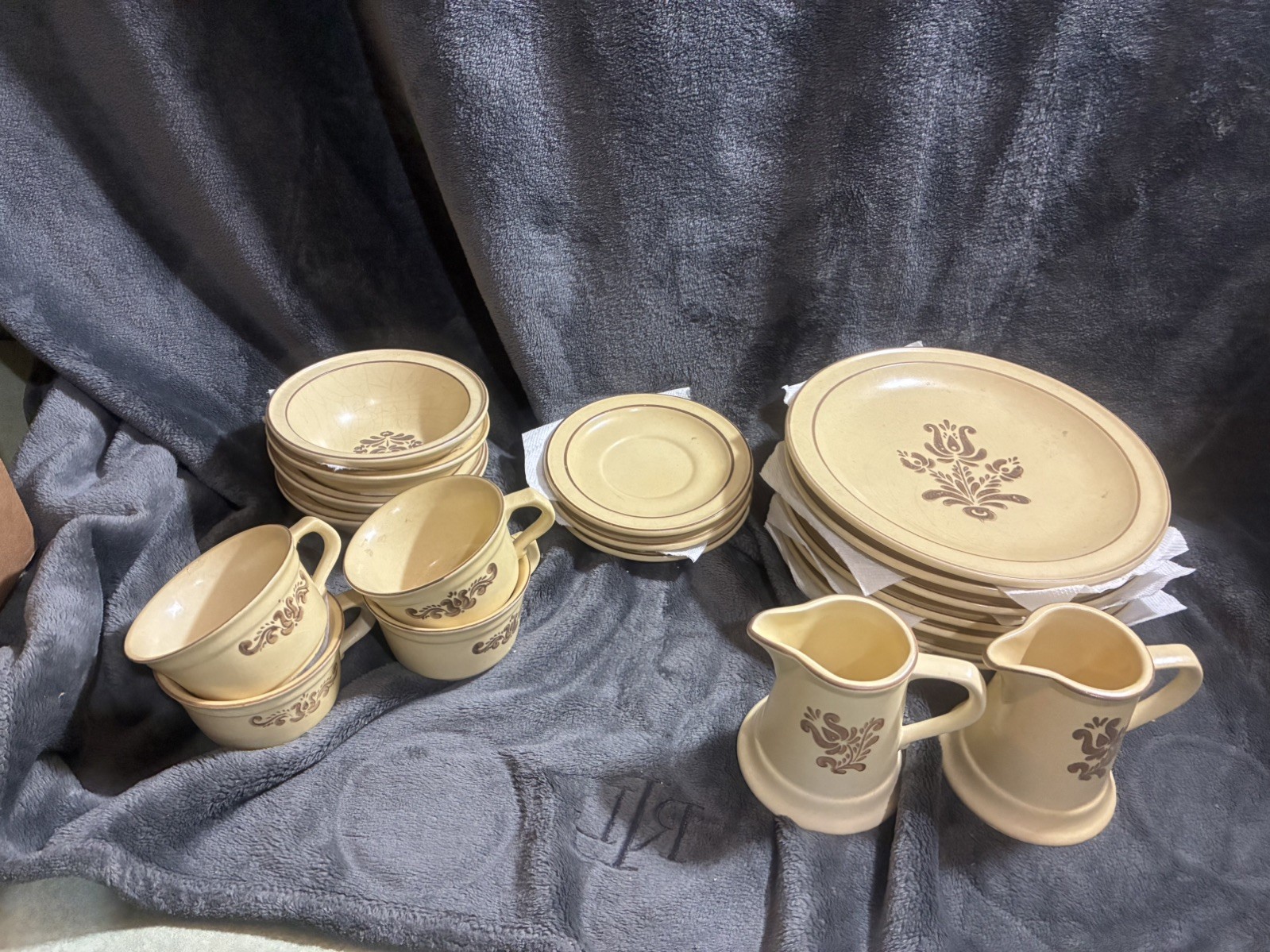 Vintage Pfaltzgraff Village Stoneware Dinnerware Set - 17 Pieces Vintage Pfaltzgraff Village Stoneware Dinnerware Set - 17 Pieces