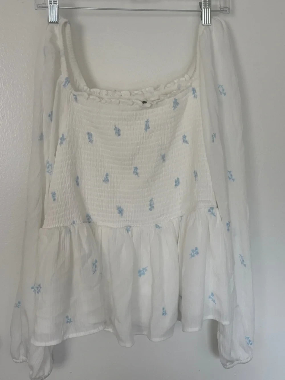 Torrid Women\'s 1X 14/16 Floral Peasant Top White Blue Smocked Long Sleeve