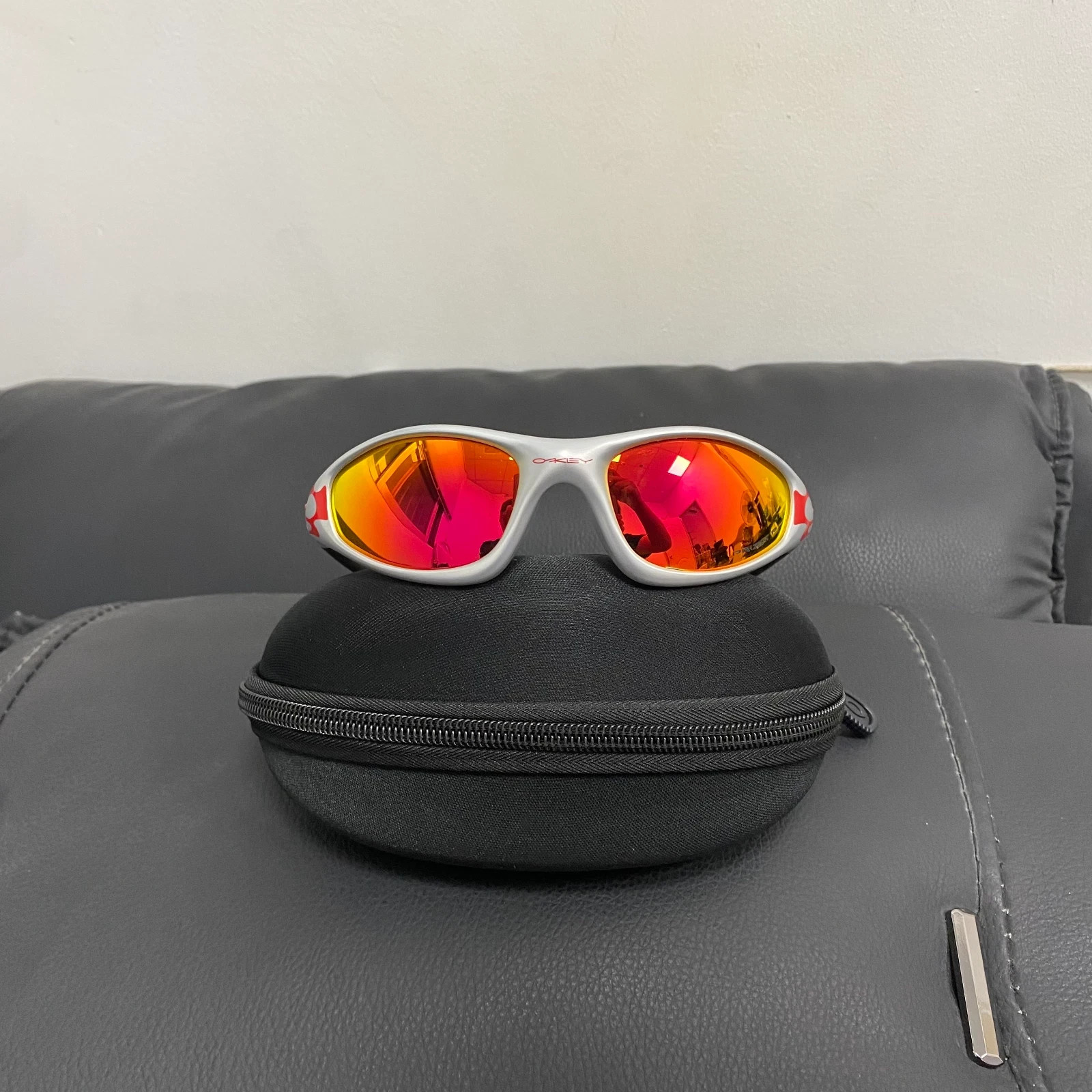 Vintage Oakley Straight Jacket 99 Muzm 9505 Sunglasses Silver Frames Red Lenses Vintage Oakley Straight Jacket 99 Muzm 9505 Sunglasses Silver Frames Red Lenses