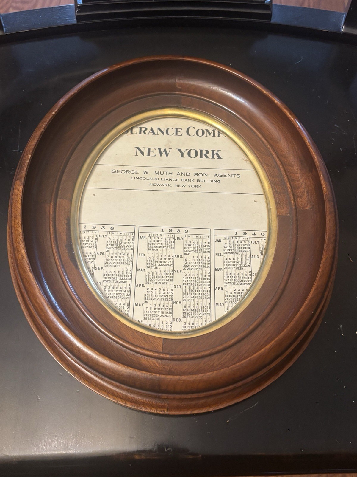 Vtg Solid Oval Wood Frame 13 1/2 X 11 1/2” Dark W/Gold Frame New York 1940 Dates