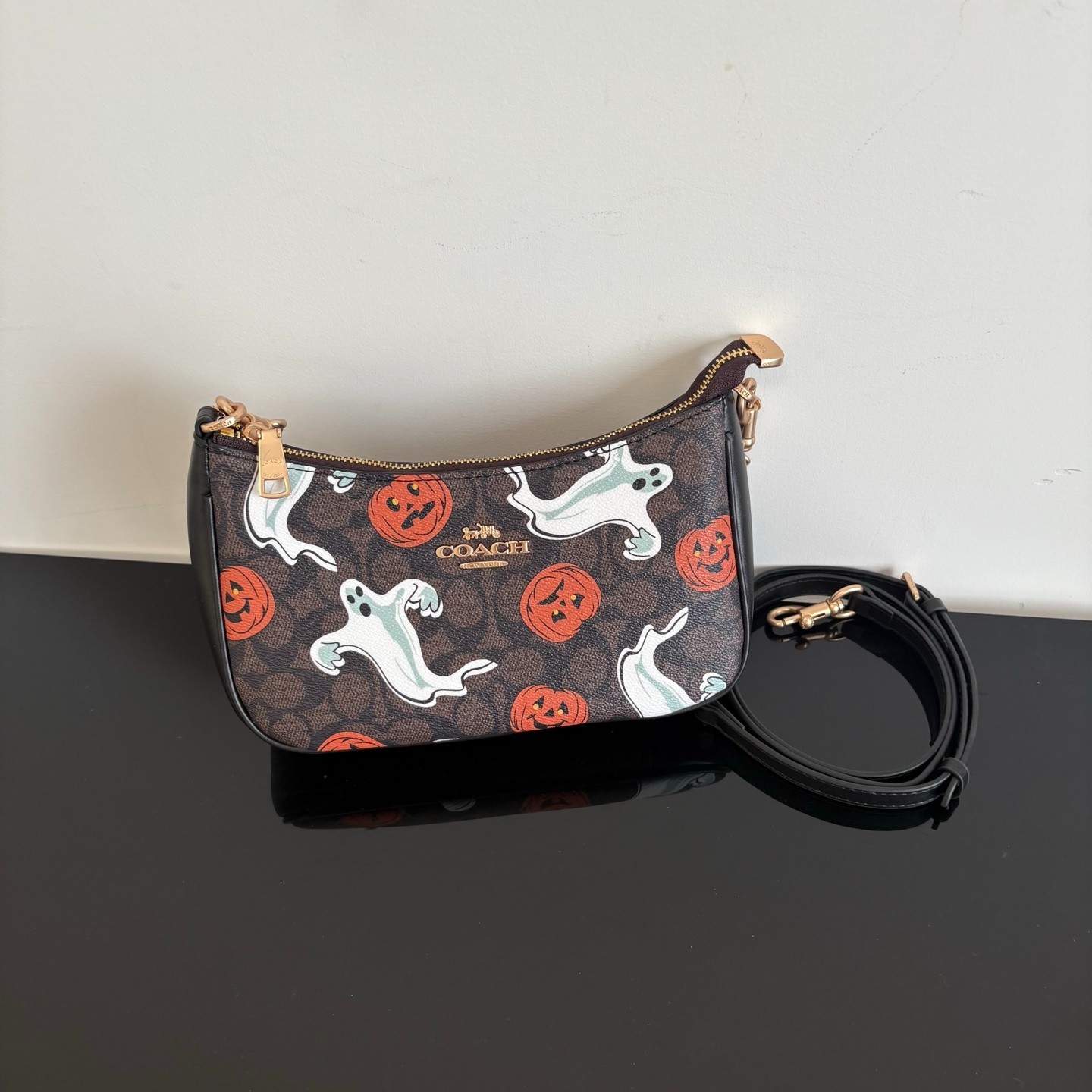 NWT CY694 Shoulder Bag Signature Canvas With Pumpkin Halloween Holidays