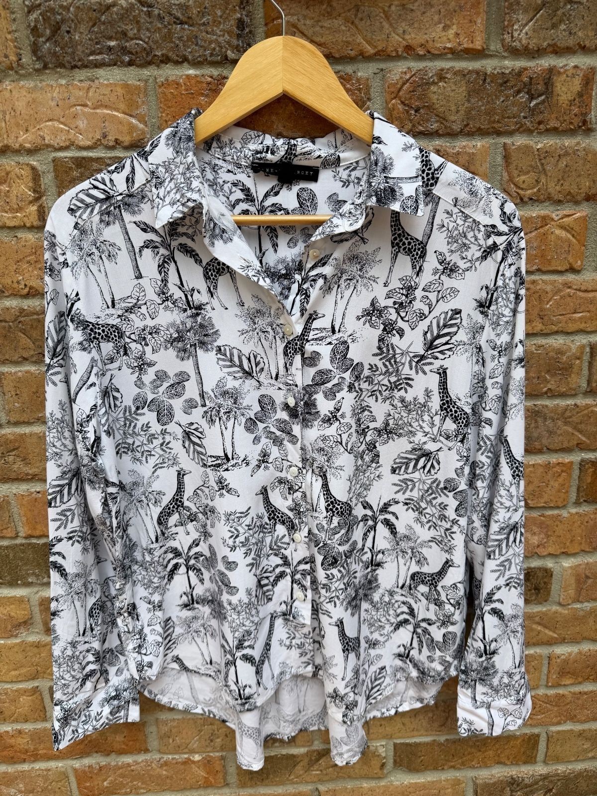 Jane and Delancey Giraffe Tropical Toile Print Button Down Blouse Small Jane and Delancey Giraffe Tropical Toile Print Button Down Blouse Small