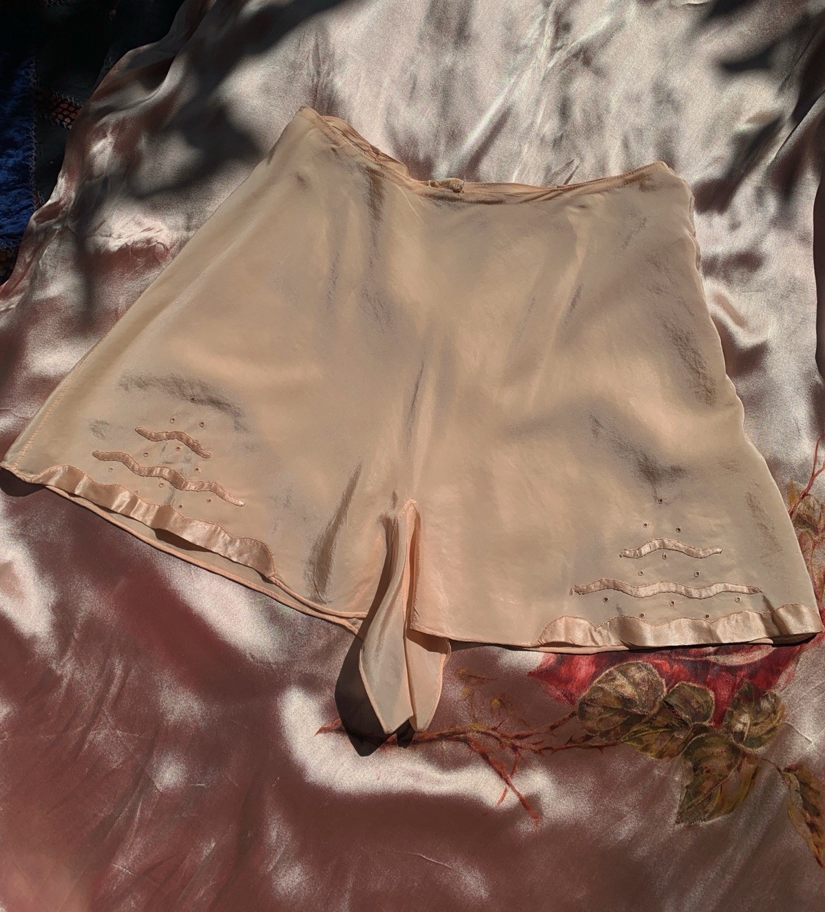 Antique 1930s/40s Pink Silk Rayon Tap Pants Lounge Shorts, Size M Antique 1930s/40s Pink Silk Rayon Tap Pants Lounge Shorts, Size M