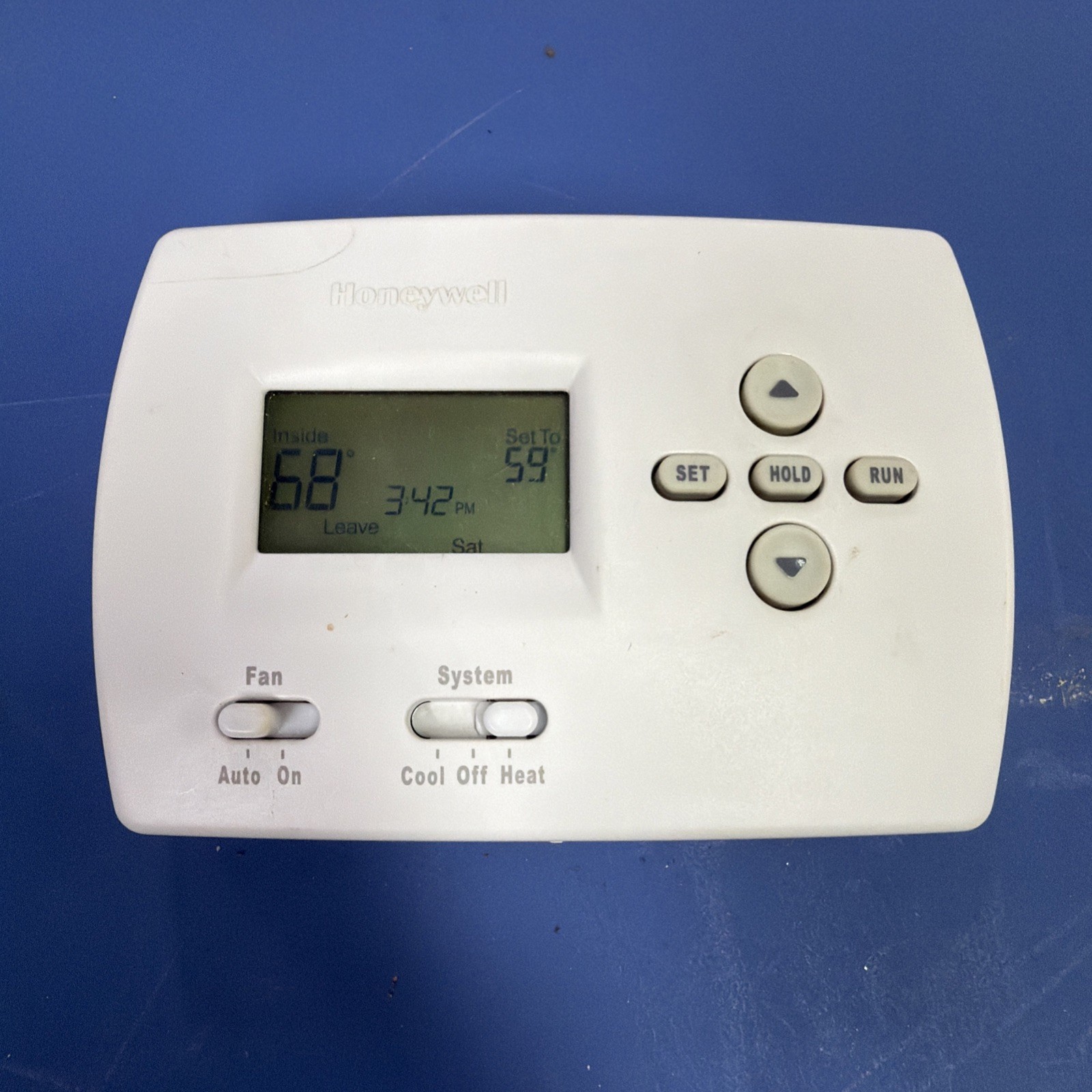 Honeywell PRO 4000 5-2 Day Programmable Thermostat (TH4110D1007) Honeywell PRO 4000 5-2 Day Programmable Thermostat (TH4110D1007)