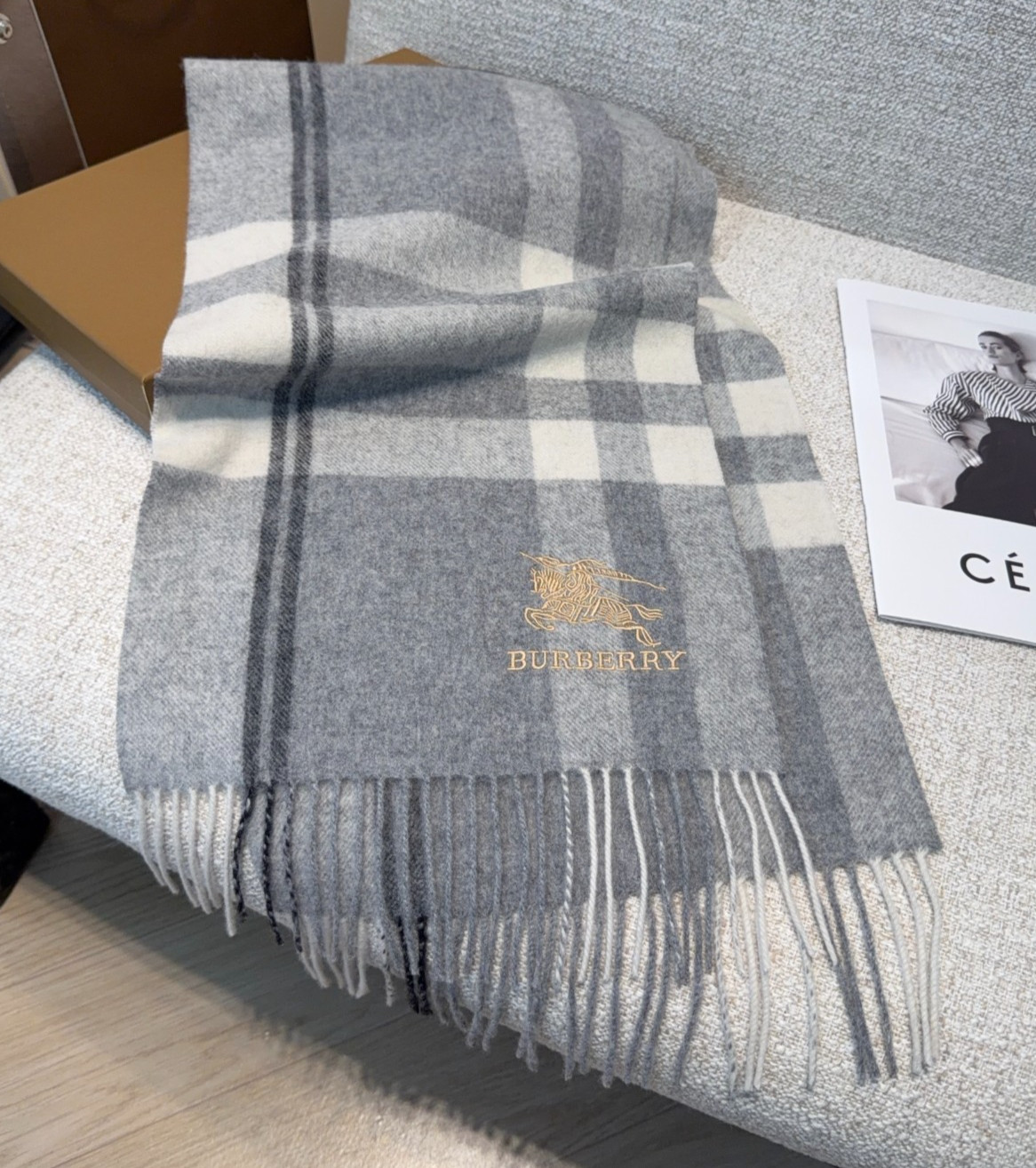Burberry 100%Cashmere Gray Scarf Burberry 100%Cashmere Gray Scarf