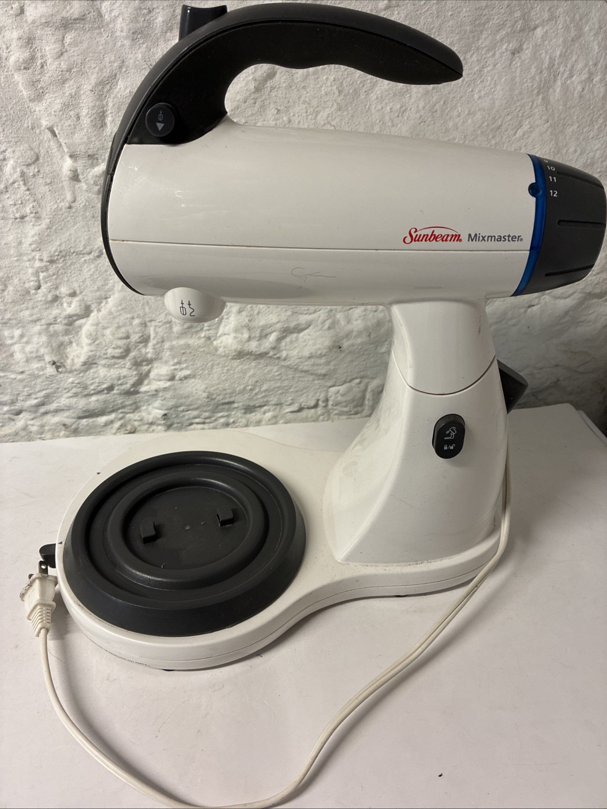 Sunbeam Mixmaster 12-Speed Stand Mixer Model FPSBSMGLW. No Bowl. Tested-works.