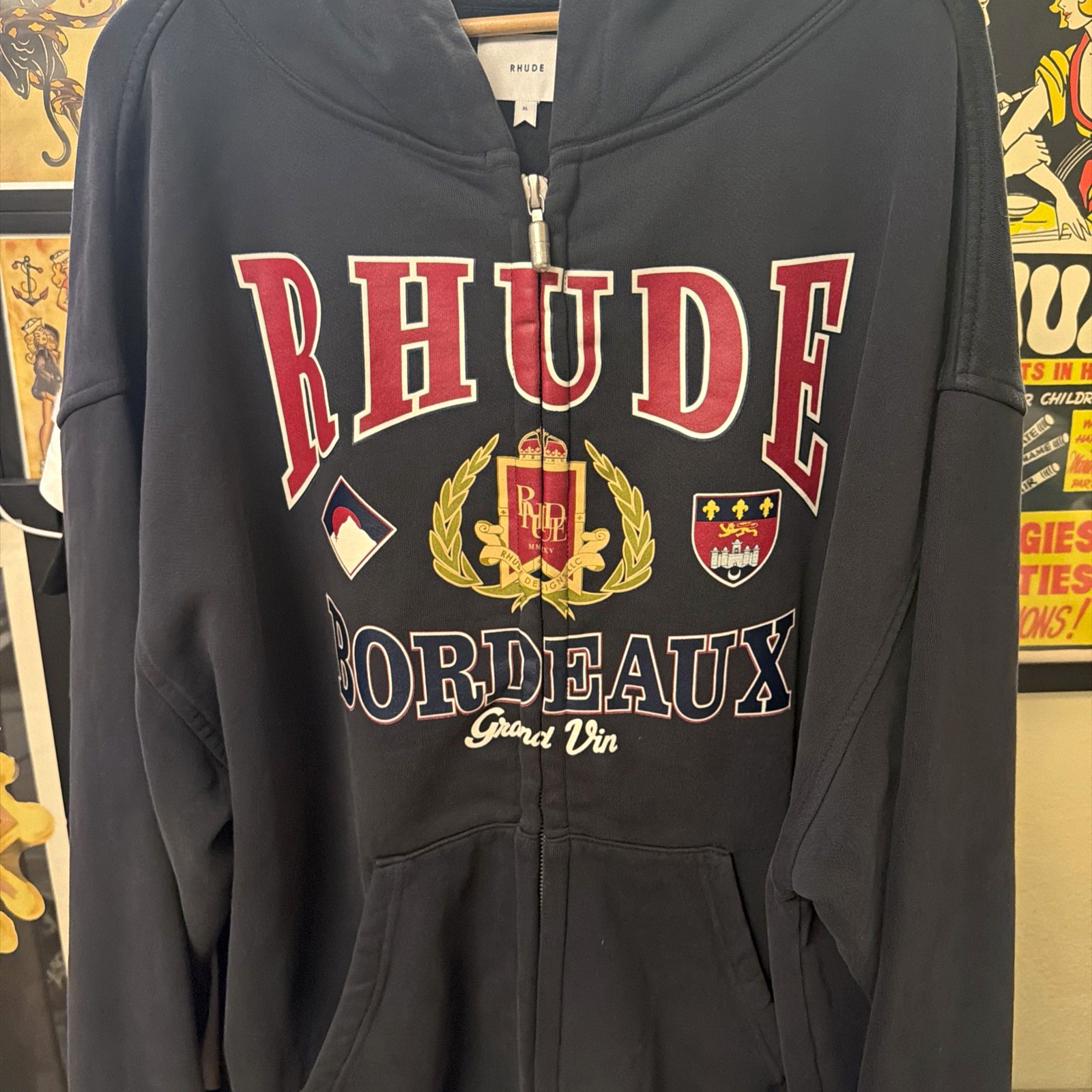 Rhude Bordeaux Black Logo Graphic Full Zip Hoodie Men\'s Hooded Pockets Rhude Bordeaux Black Logo Graphic Full Zip Hoodie Men\'s Hooded Pockets