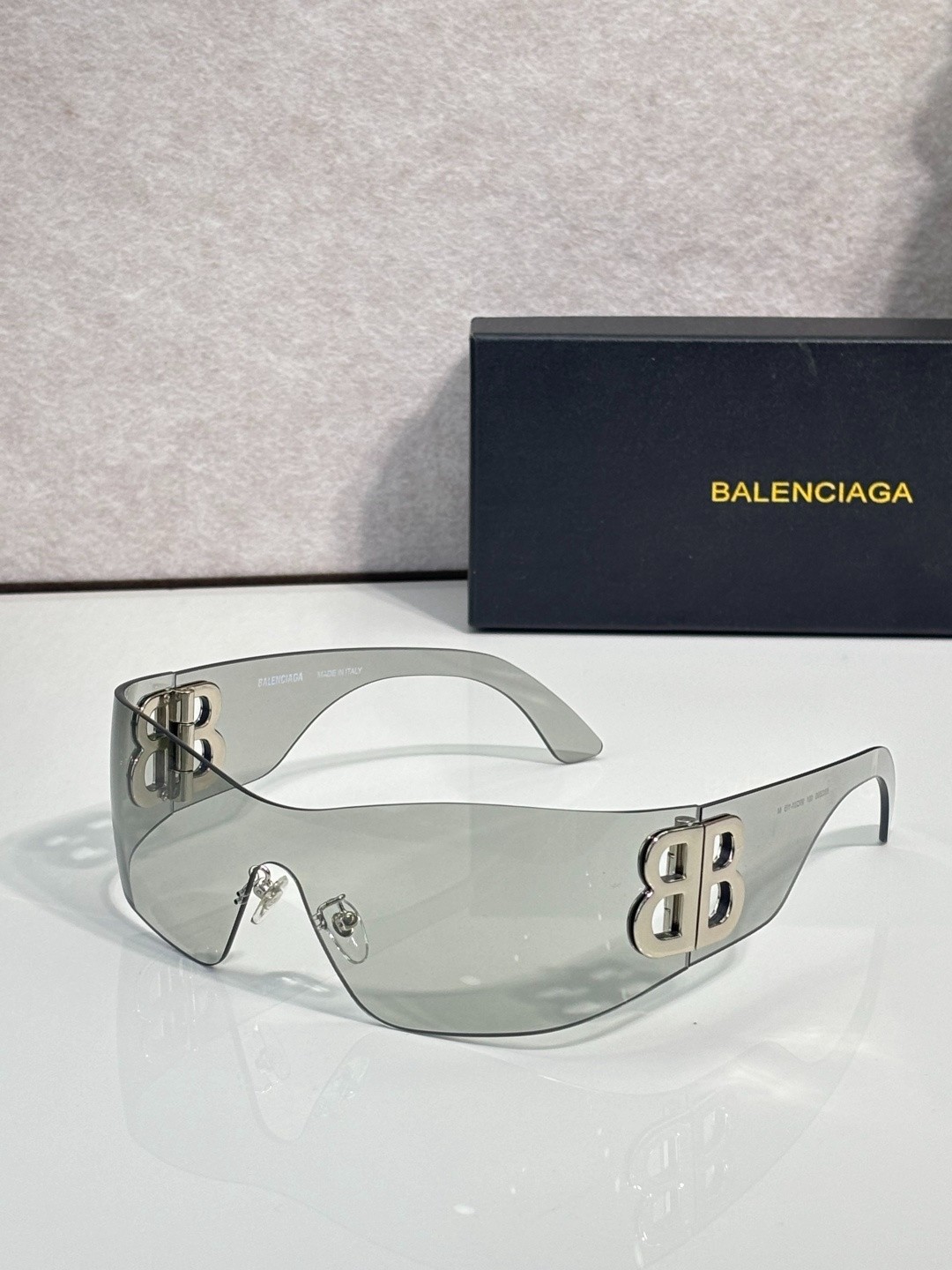 Balenciaga BB0359S Rimless Shield Fashion Sunglasses 99-01-115 Balenciaga BB0359S Rimless Shield Fashion Sunglasses 99-01-115