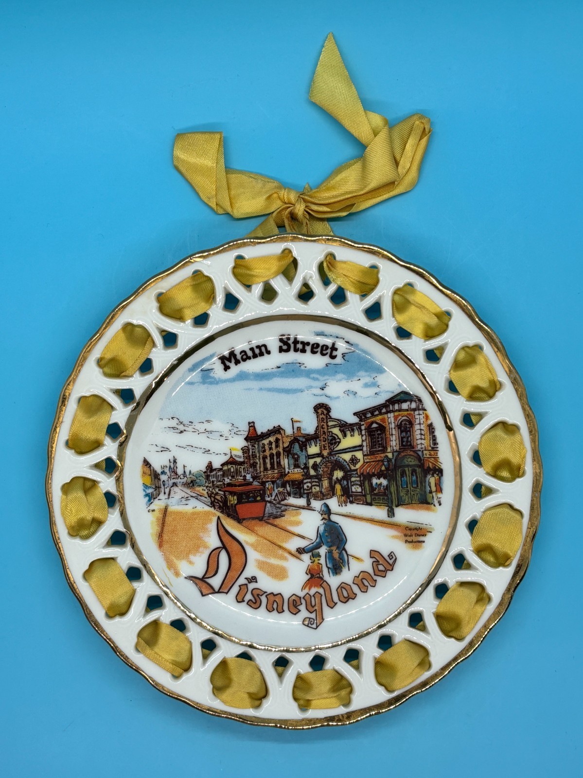 Rare ASI Eleanore Welborn Disneyland “Main Street” Ribboned Plate – Very Nice Rare ASI Eleanore Welborn Disneyland “Main Street” Ribboned Plate – Very Nice