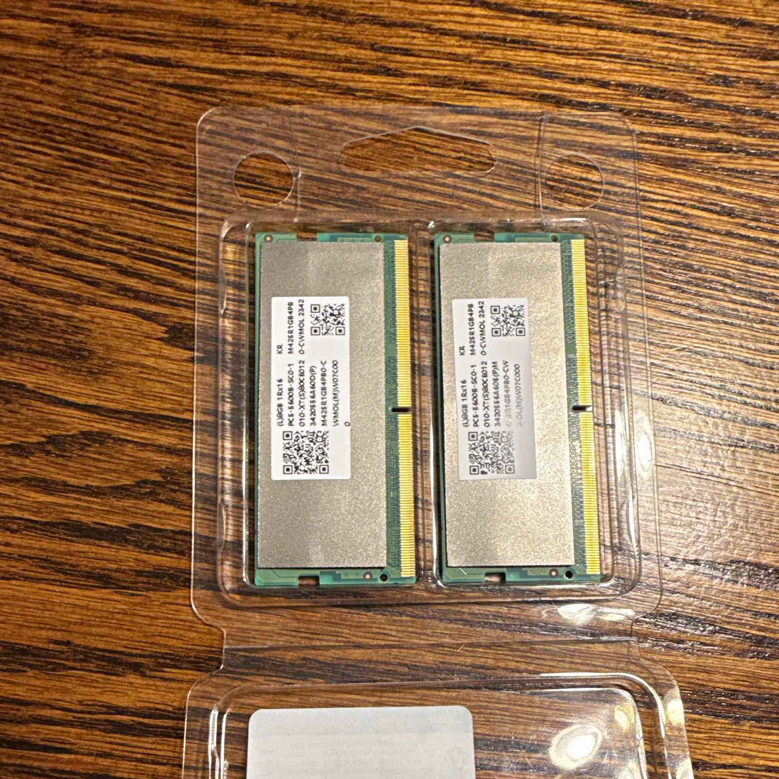 Samsung 16GB (2x8GB) DDR5-5600 PC5-5600B SO-DIMM 262-Pin Unbuffered Samsung 16GB (2x8GB) DDR5-5600 PC5-5600B SO-DIMM 262-Pin Unbuffered
