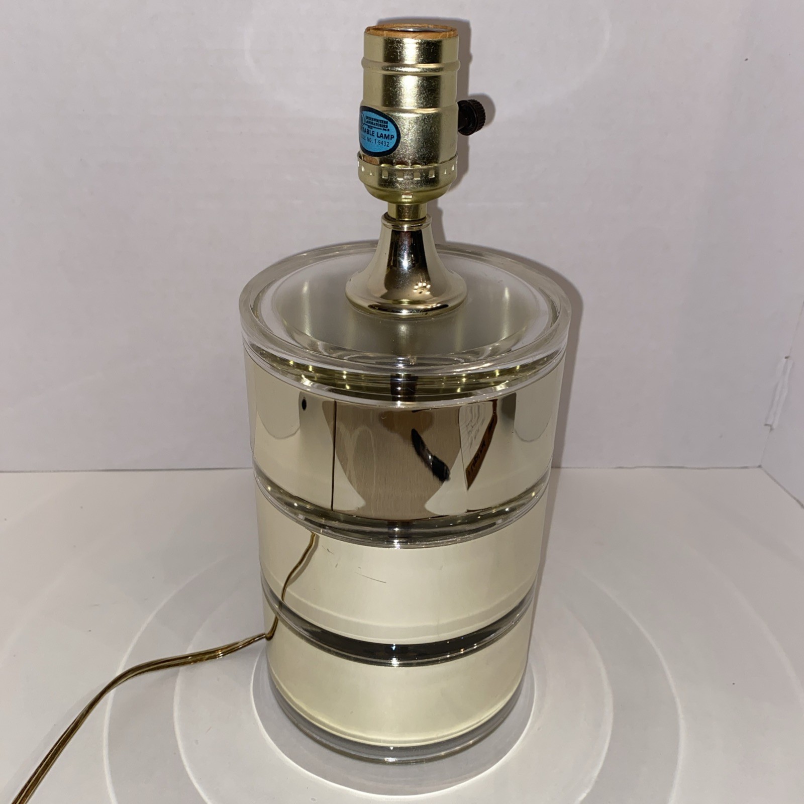Vintage Mid Century Modern 1980s Optique Segmented Ring Lucite Table Lamp