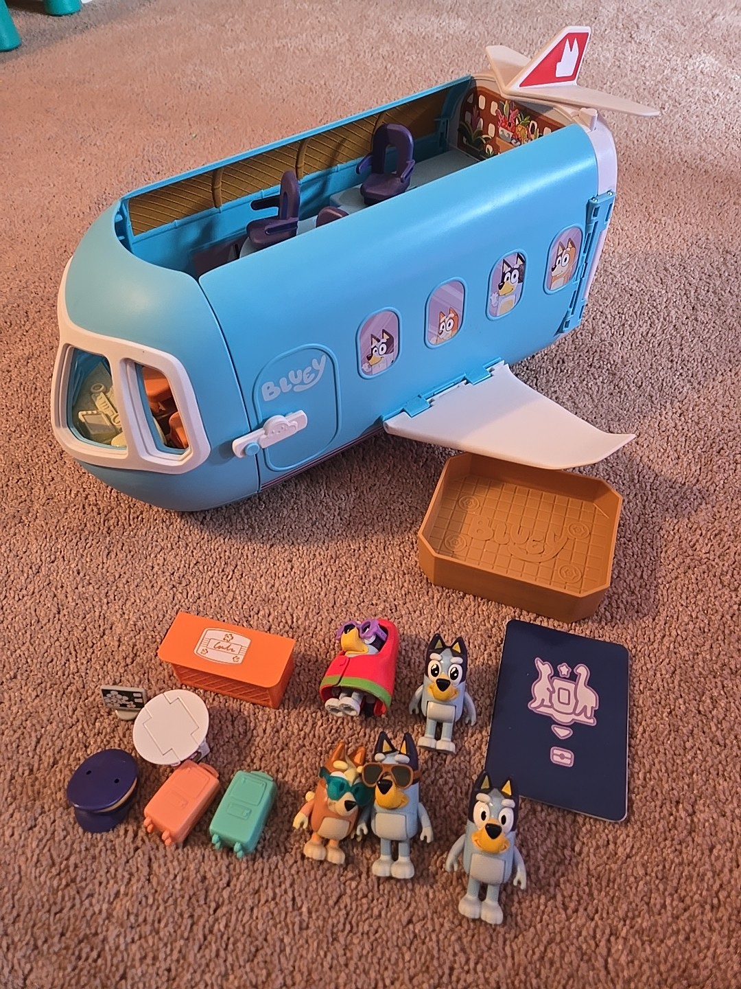 Bluey 3-in-1 Transforming Plane Playset with The Heelers, Plane Transforms to...