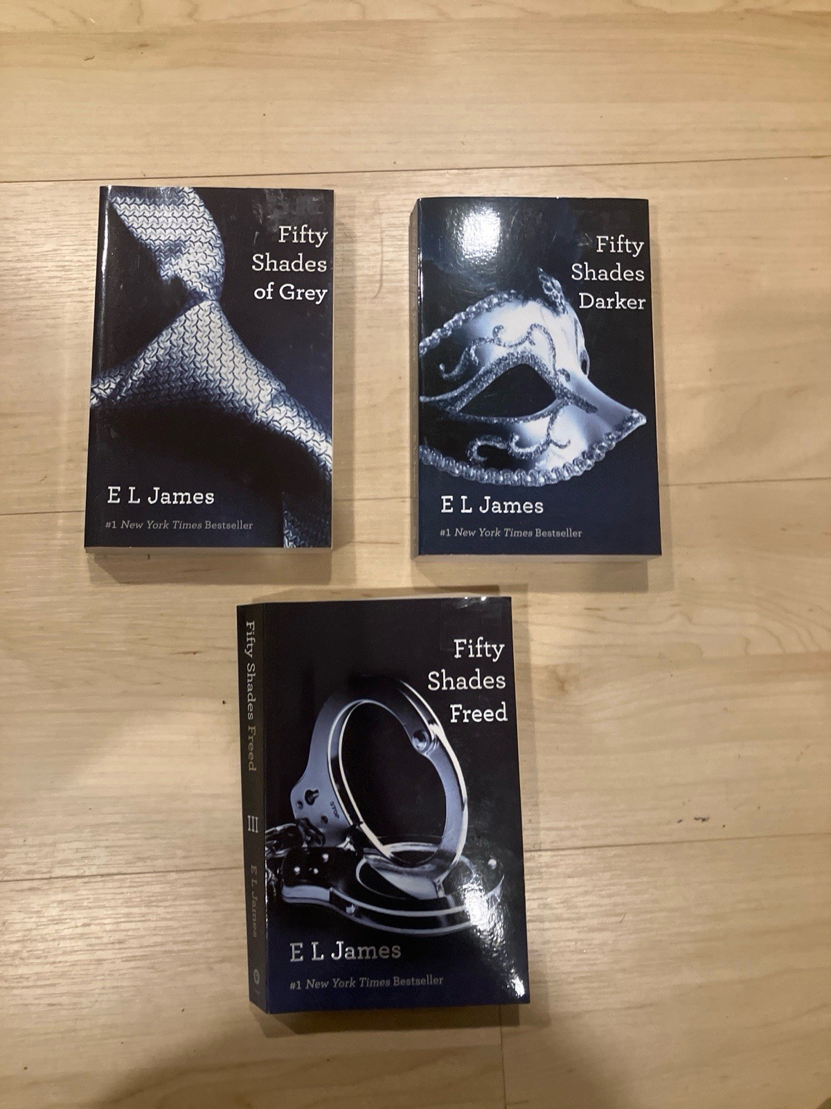 Fifty Shades of Grey Complete 3-Book Set - Grey, Darker, Freed - E L James