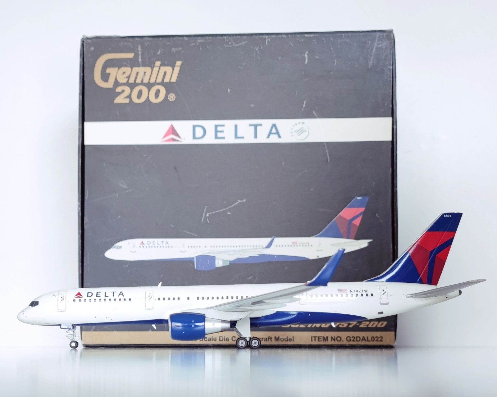 Gemini 200 DELTA Boeing 757-200. Reg: N702TW. Item #: G2DAL022. \ Gemini 200 DELTA Boeing 757-200. Reg: N702TW. Item #: G2DAL022. \