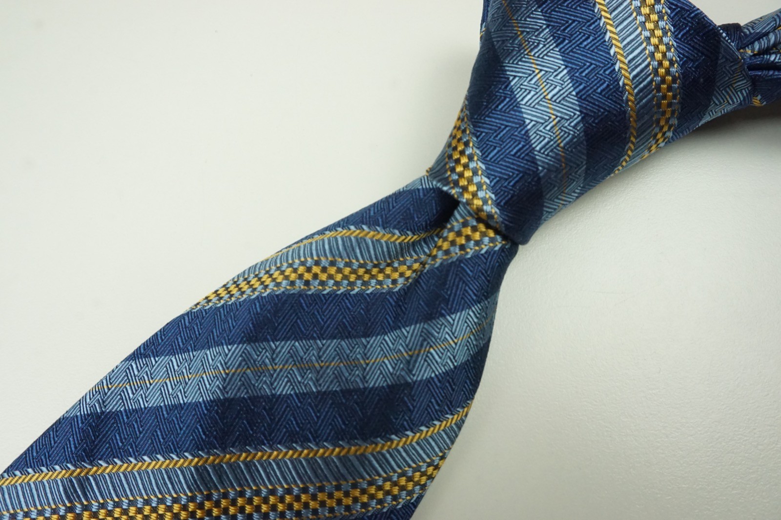 Brioni Silk Lemon Sky Azure Blue Striped Textured Standard Tie Made in Italy NEW
