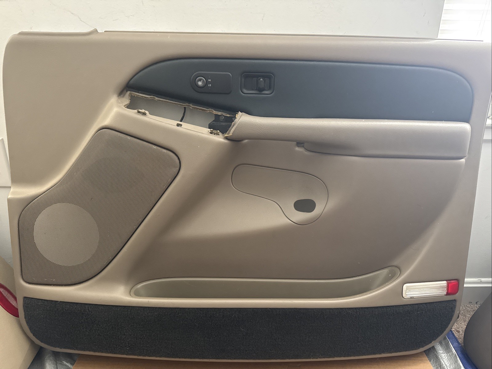 2000-2002 Chevrolet Avalanche Silverado Front Passenger Side Door Panel Right