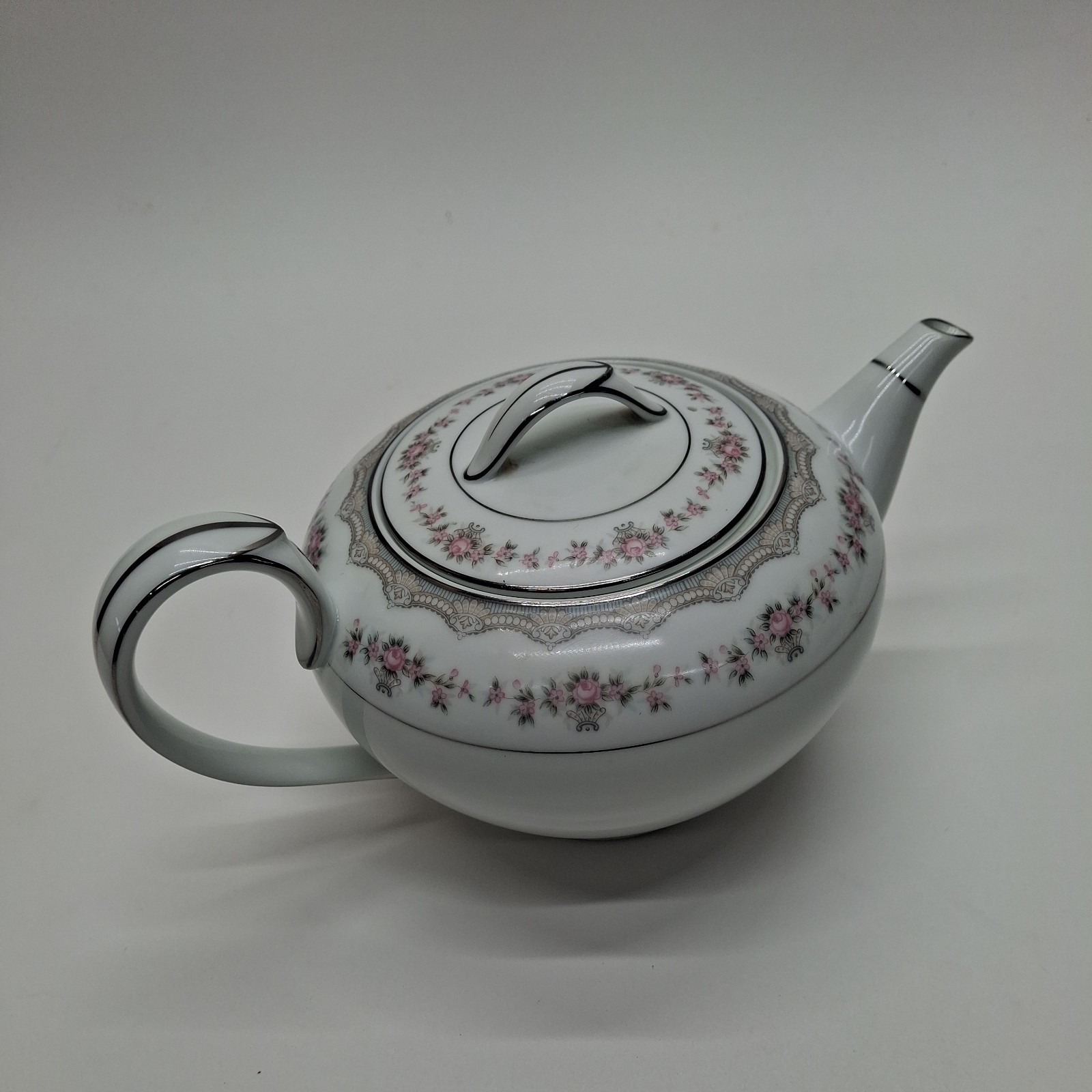 Noritake Glenwood Teapot 5770 preowned Noritake Glenwood Teapot 5770 preowned
