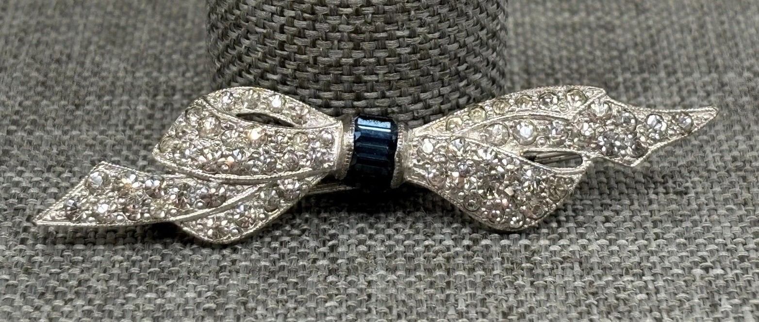 VTG Art Deco Rhinestone Bow Brooch Blue Baguette Crystal Silver Tone Pot Metal VTG Art Deco Rhinestone Bow Brooch Blue Baguette Crystal Silver Tone Pot Metal