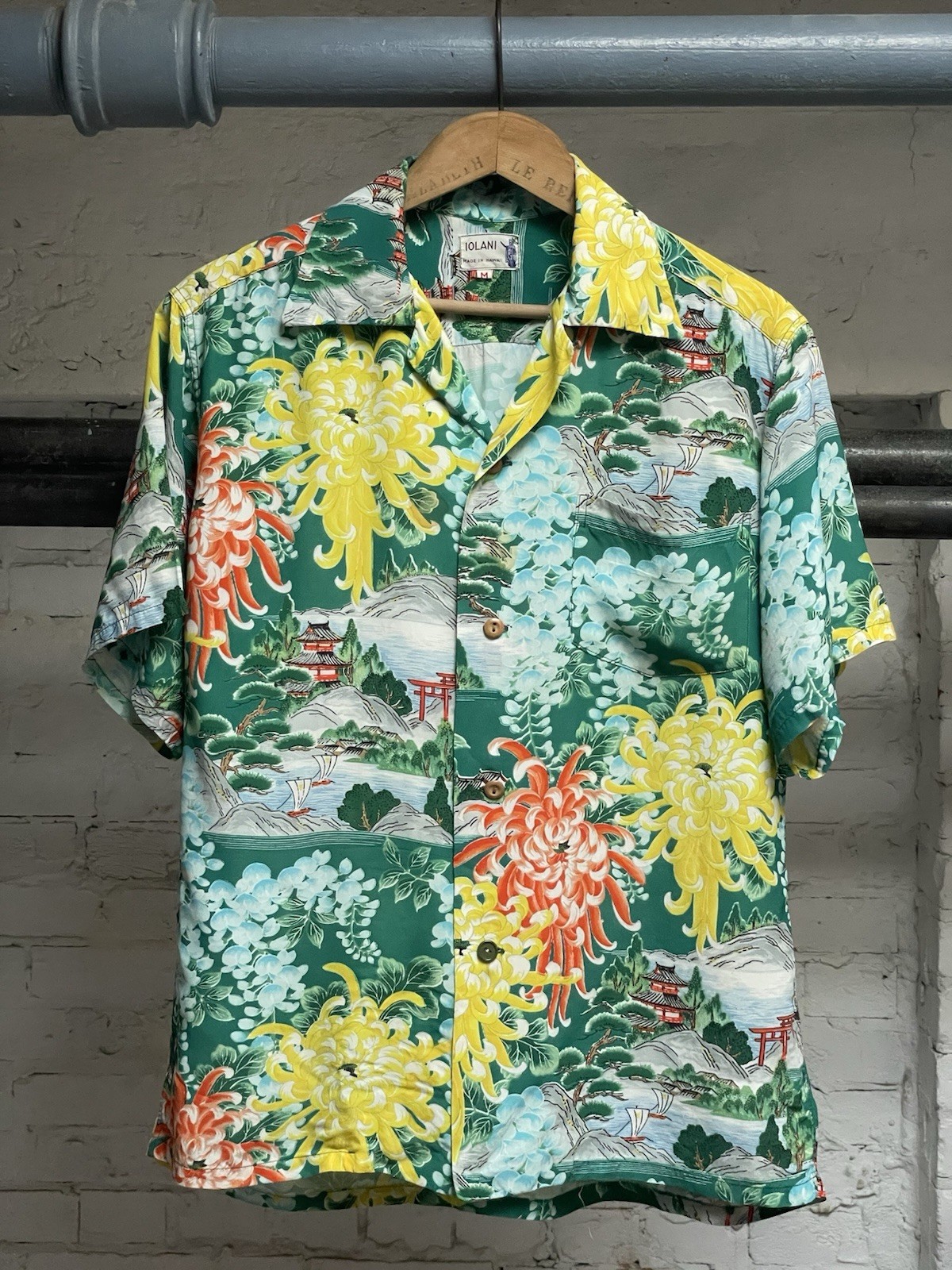 VTG 40-50s Iolani Hawaii Kabe Crepe Aloha Shirt M Flowers Red Pagoda Torii Gate VTG 40-50s Iolani Hawaii Kabe Crepe Aloha Shirt M Flowers Red Pagoda Torii Gate
