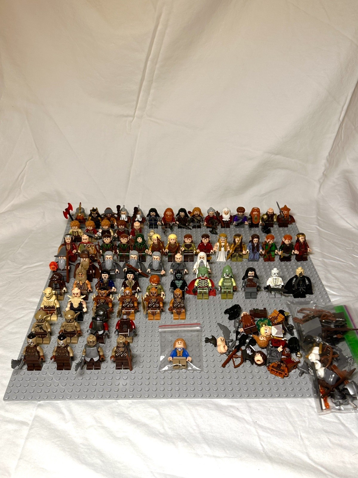LOTR & HOBBIT BULK. 70+ Minifigs and Pieces + Blue Bilbo and instructions