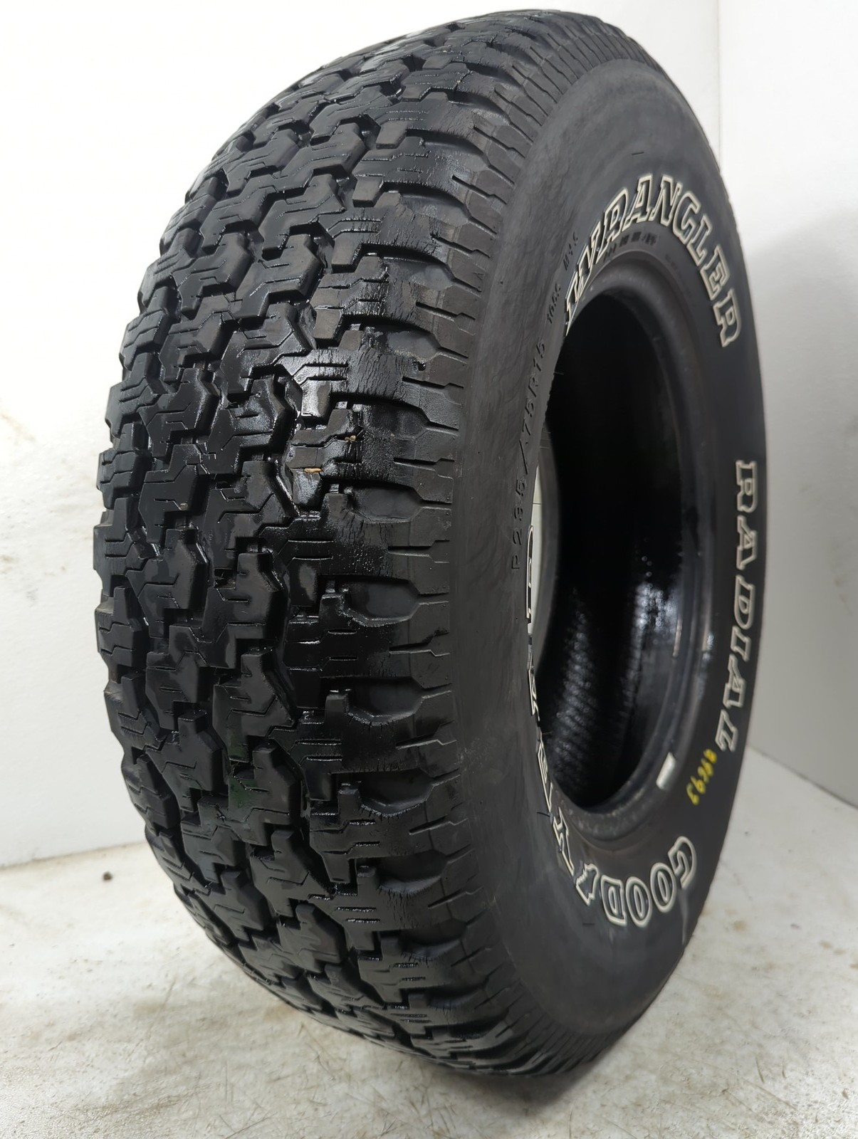 Used Tire 235/75R15 GOODYEAR WRANGLER RADIAL 105S - Tread Depth 11/32 Used Tire 235/75R15 GOODYEAR WRANGLER RADIAL 105S - Tread Depth 11/32