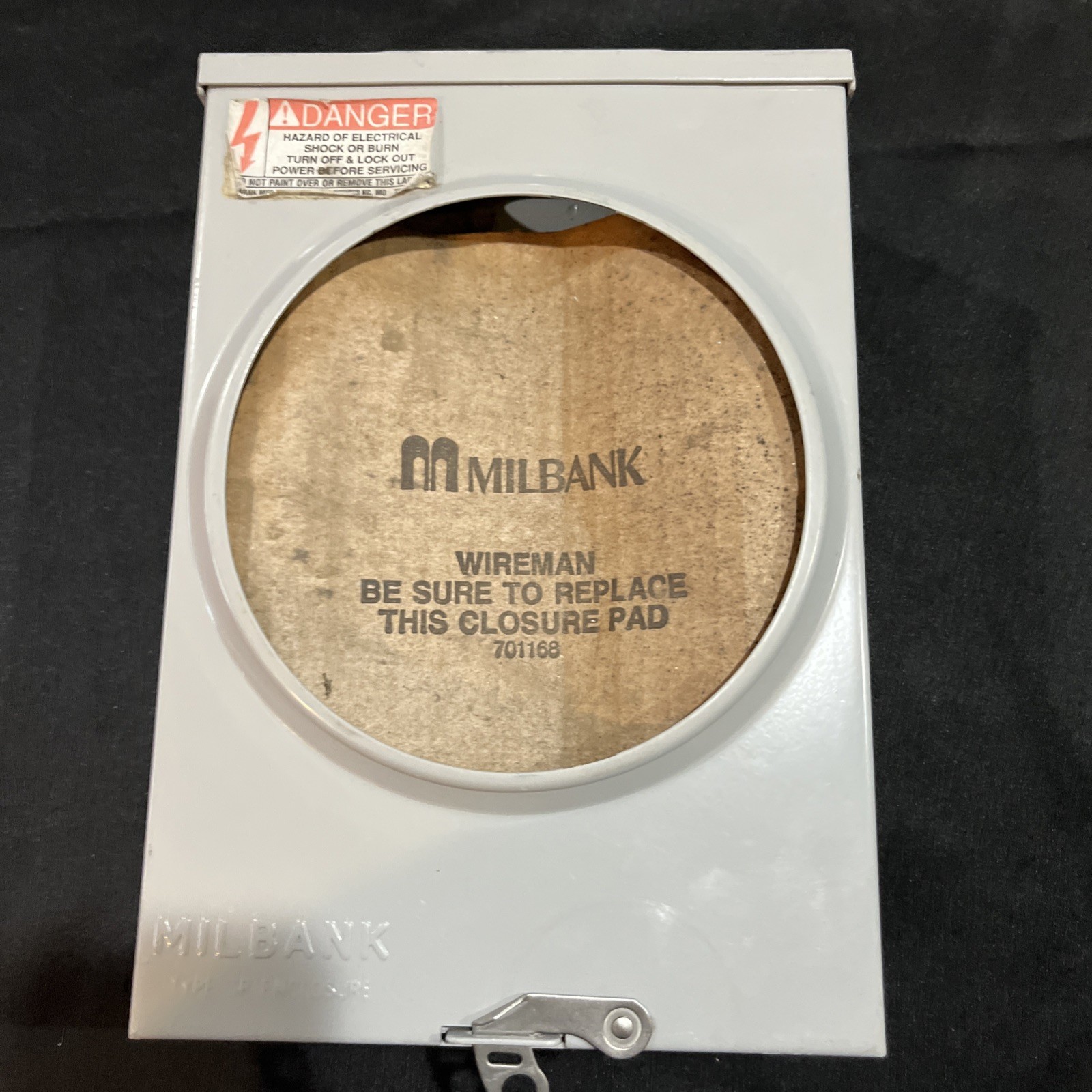 MILBANK S7040 OPEN BOX NEVER USED STEEL EXTERIOR 200 AMP RATING METER SOCKET MILBANK S7040 OPEN BOX NEVER USED STEEL EXTERIOR 200 AMP RATING METER SOCKET