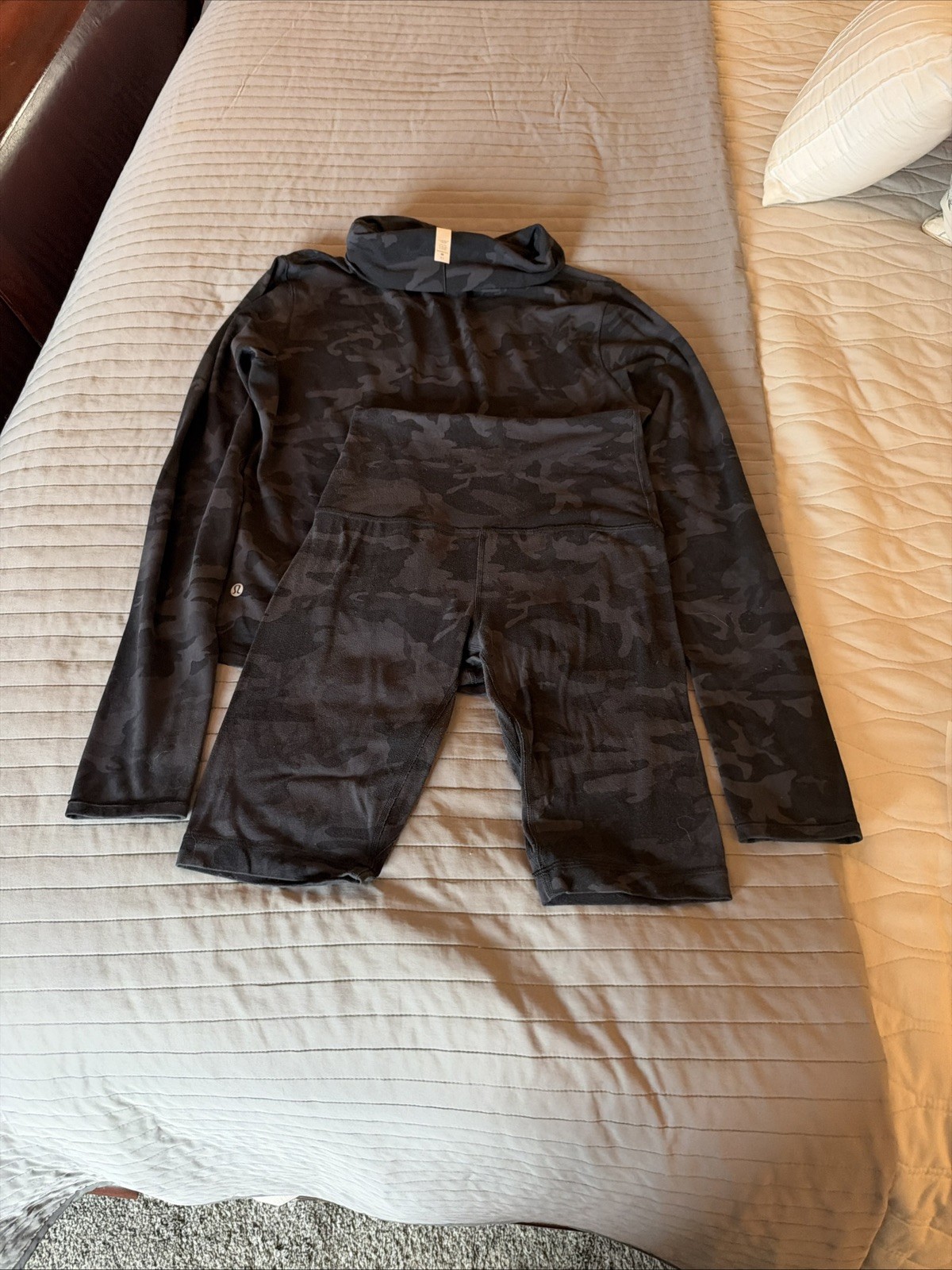 lululemon Women\'s Black/Gray Camo Cropped Mock Neck Long Sleeve Top Size 2