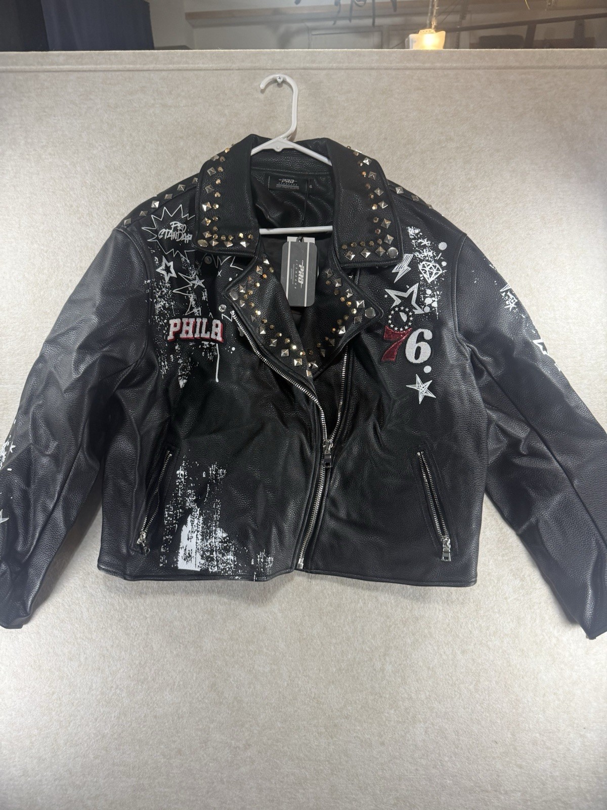 ⁠Pro Standard Philadelphia 76ers NBA Studded Black Biker Moto Jacket Size XL NWT
