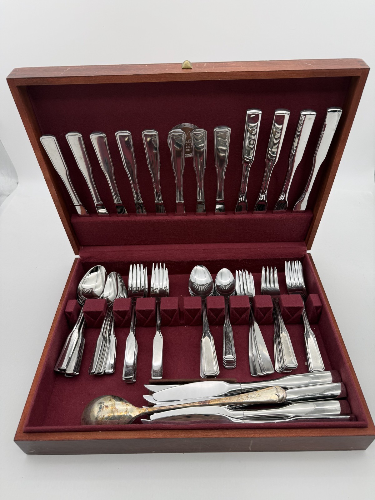 Vintage Naken Tarnish Proof Silverware Chest with 91 Piece Set Fork/Knife/Spoon