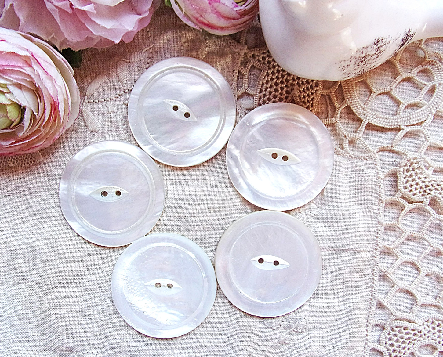 5 Beautiful Large Antique Matching Mother of Pearl Buttons 5 Beautiful Large Antique Matching Mother of Pearl Buttons