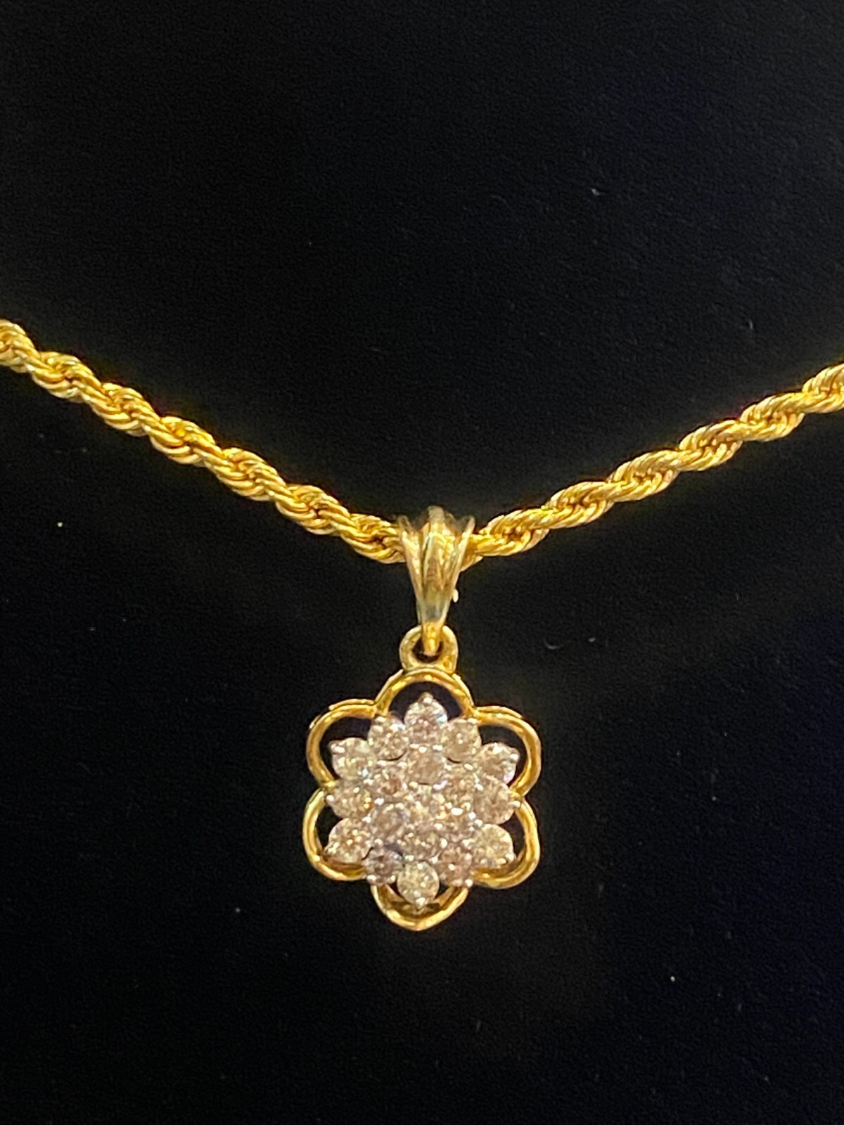 Stunning 0.80 Cts  Round Brilliant Cut Starrays Diamonds Pendant In 585 14K Gold