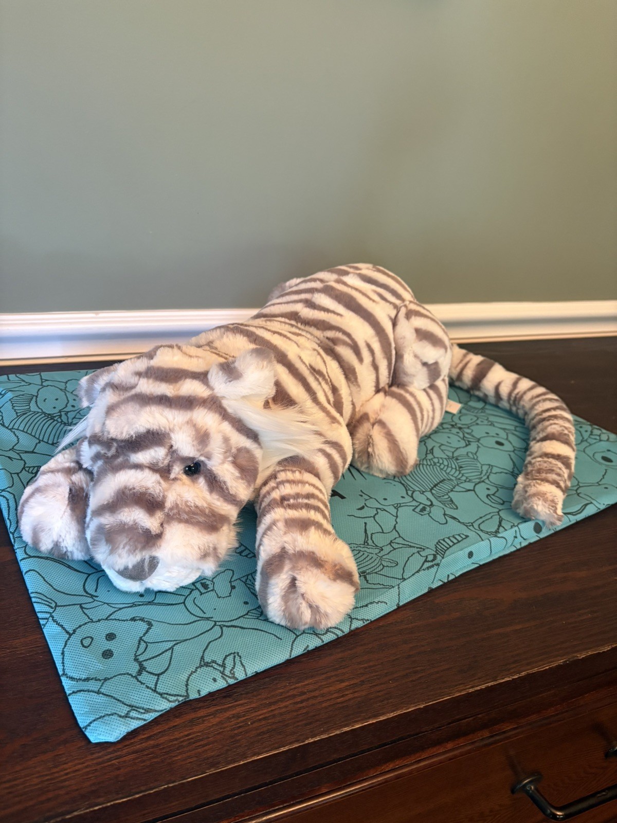 Jellycat Sacha Snow Tiger Large NWT.