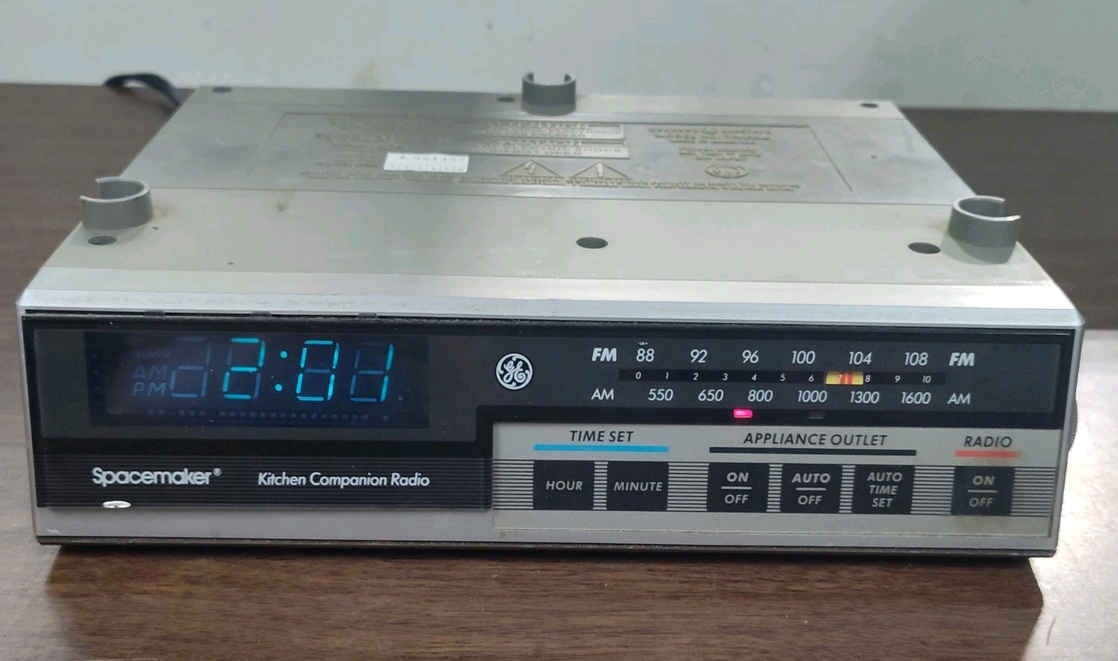 Vintage GE Spacemaker 7-4225A Under Cabinet AM/FM Clock Radio Appliance Timer