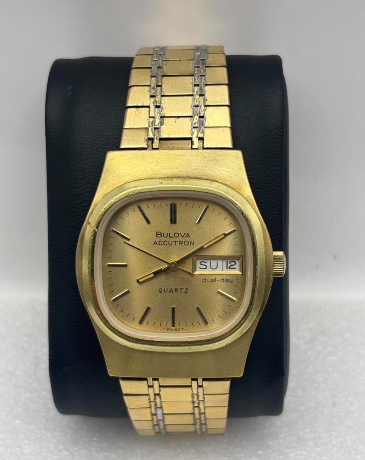 Vintage 1987 Bulova Accutron Quartz Dual-Day Gold Tone Men\'s Watch N7