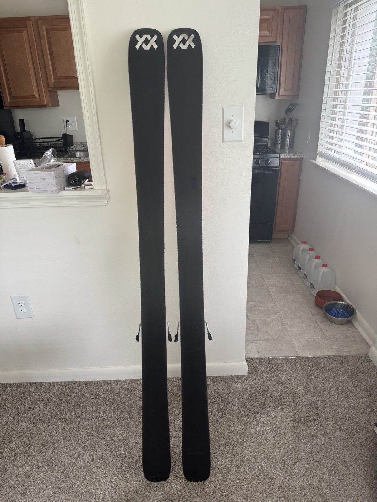 Volkl Mantra M5 2021 alpine skis with Marker Griffin bindings Volkl Mantra M5 2021 alpine skis with Marker Griffin bindings